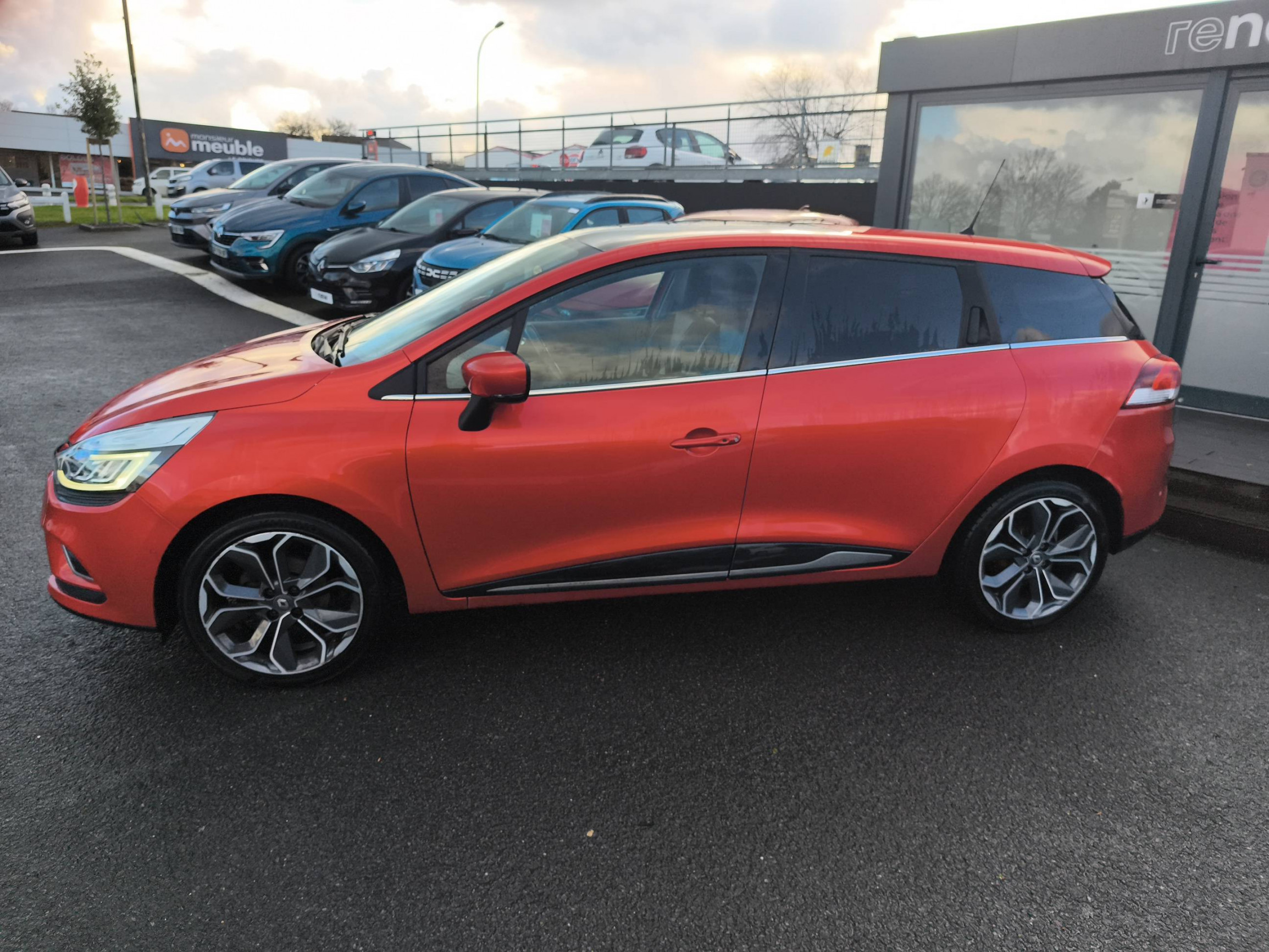 Vente en ligne Renault Clio 4 Estate Clio Estate TCe 120 Energy au prix de 11 990 €