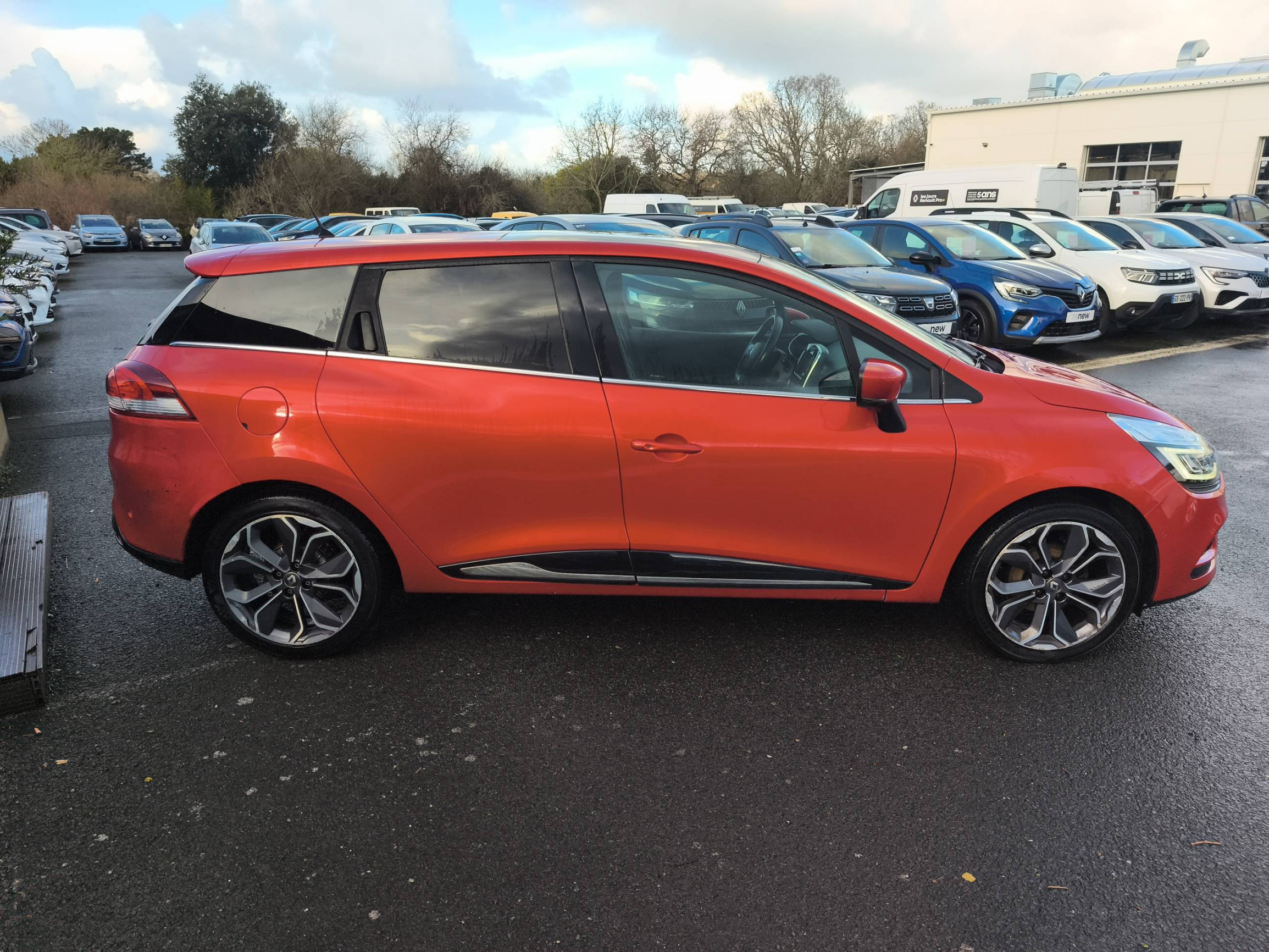 Vente en ligne Renault Clio 4 Estate Clio Estate TCe 120 Energy au prix de 11 990 €