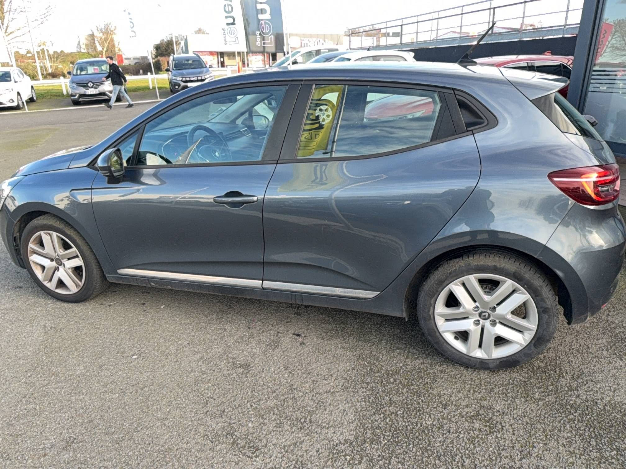 Vente en ligne Renault Clio 5 Clio TCe 90 - 21 au prix de 13 490 €