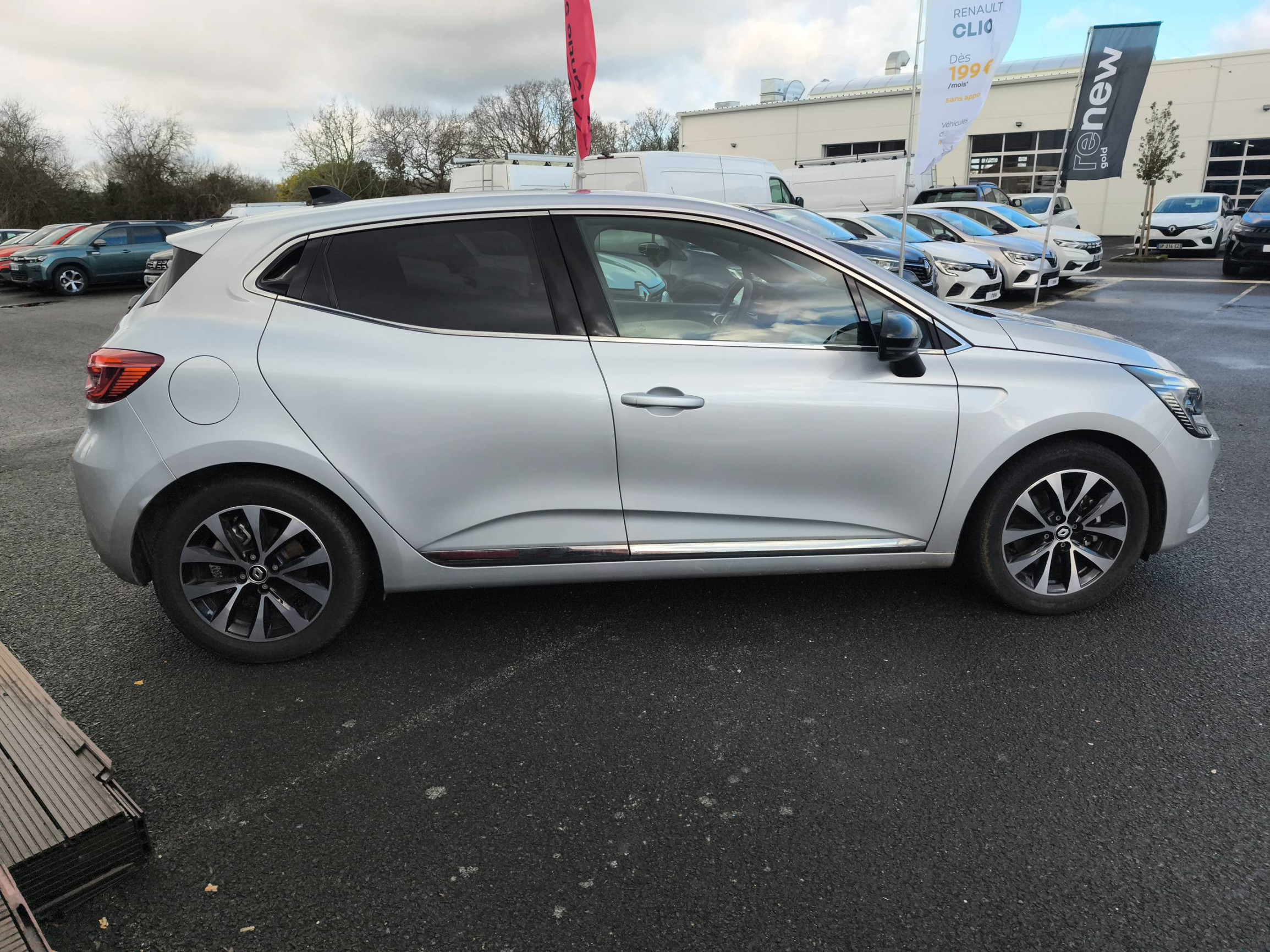 Vente en ligne Renault Clio 5 Clio E-Tech full hybrid 145 au prix de 18 490 €