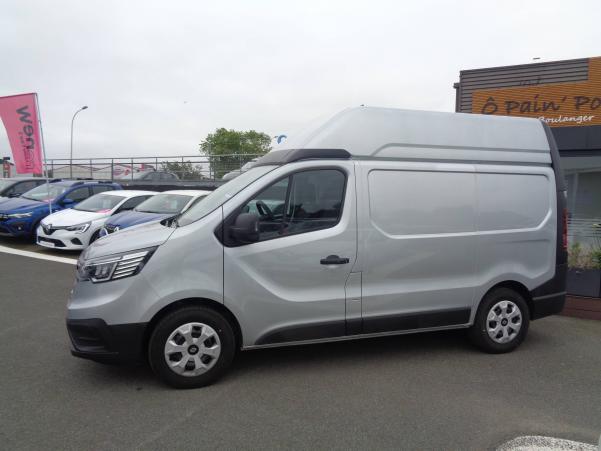 Vente en ligne Renault Trafic 3 Fourgon TRAFIC FGN L1H2 3T BLUE DCI 150 GSR2 au prix de 33 490 €