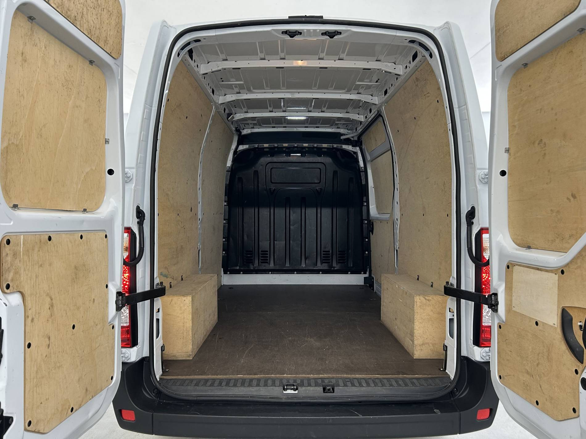Vente en ligne Renault Master Fourgon MASTER FGN TRAC F3500 L2H2 BLUE DCI 135 au prix de 26 990 €