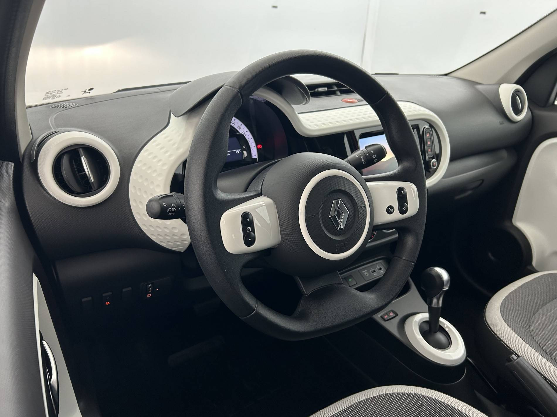 Vente en ligne Renault Twingo Electrique Twingo III E-Tech au prix de 11 990 €