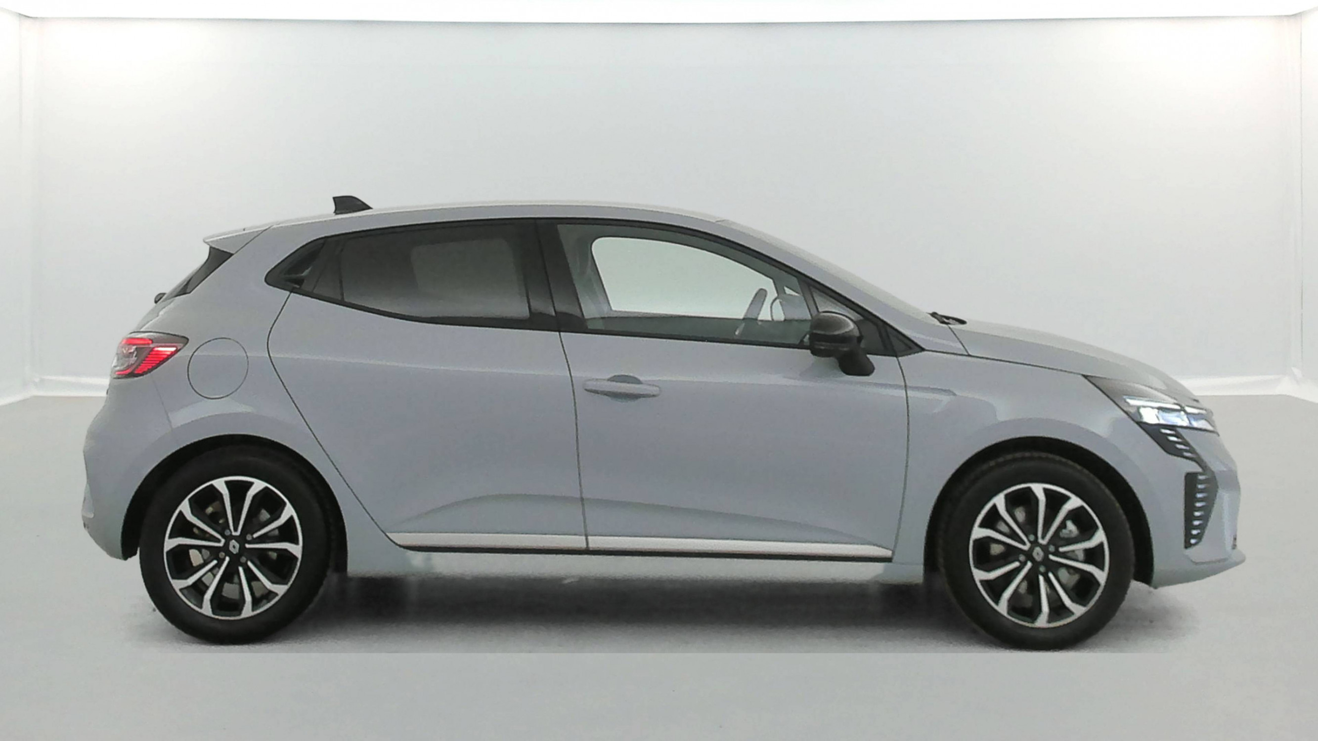 Vente en ligne Renault Clio 5 Clio E-Tech full hybrid 145 au prix de 21 990 €