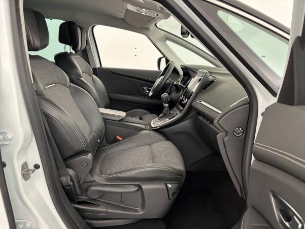 Vente en ligne Renault Grand Scenic 4 Grand Scenic TCe 140 EDC au prix de 25 990 €