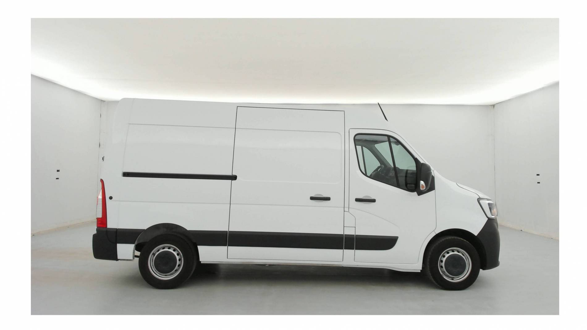 Vente en ligne Renault Master Fourgon MASTER FGN TRAC F3500 L2H2 BLUE DCI 135 au prix de 26 990 €