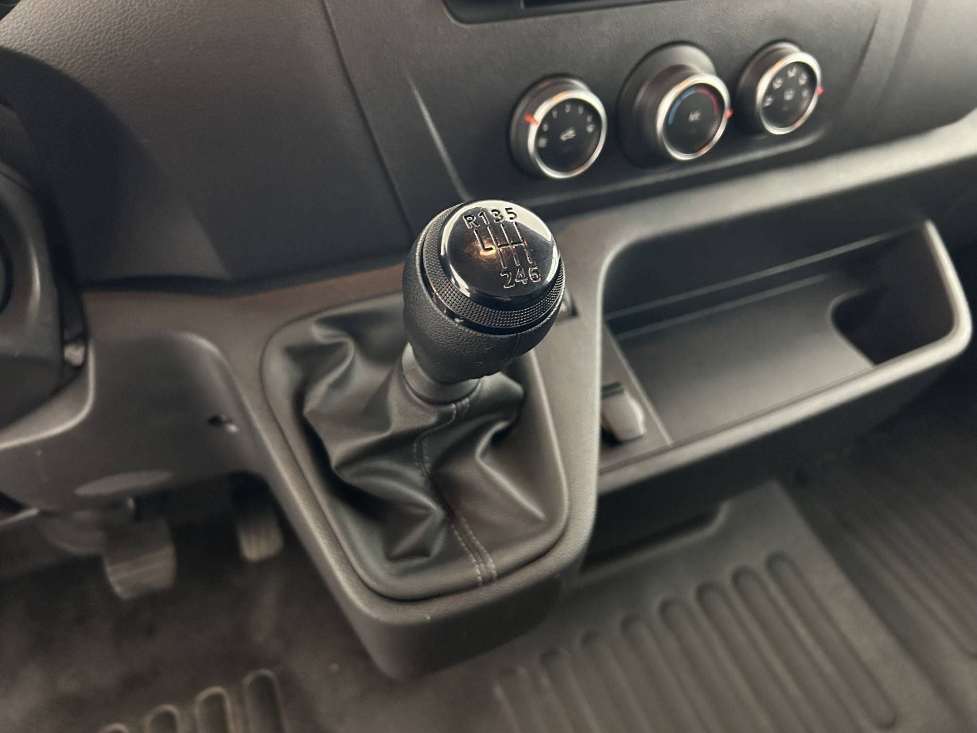 Vente en ligne Renault Master Fourgon MASTER FGN TRAC F3500 L2H2 BLUE DCI 135 au prix de 26 990 €