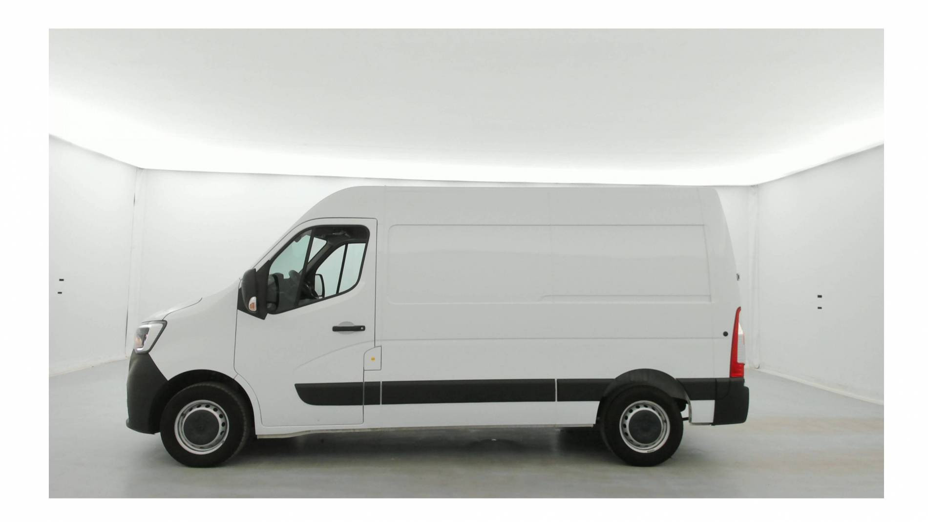 Vente en ligne Renault Master Fourgon MASTER FGN TRAC F3500 L2H2 BLUE DCI 135 au prix de 26 990 €