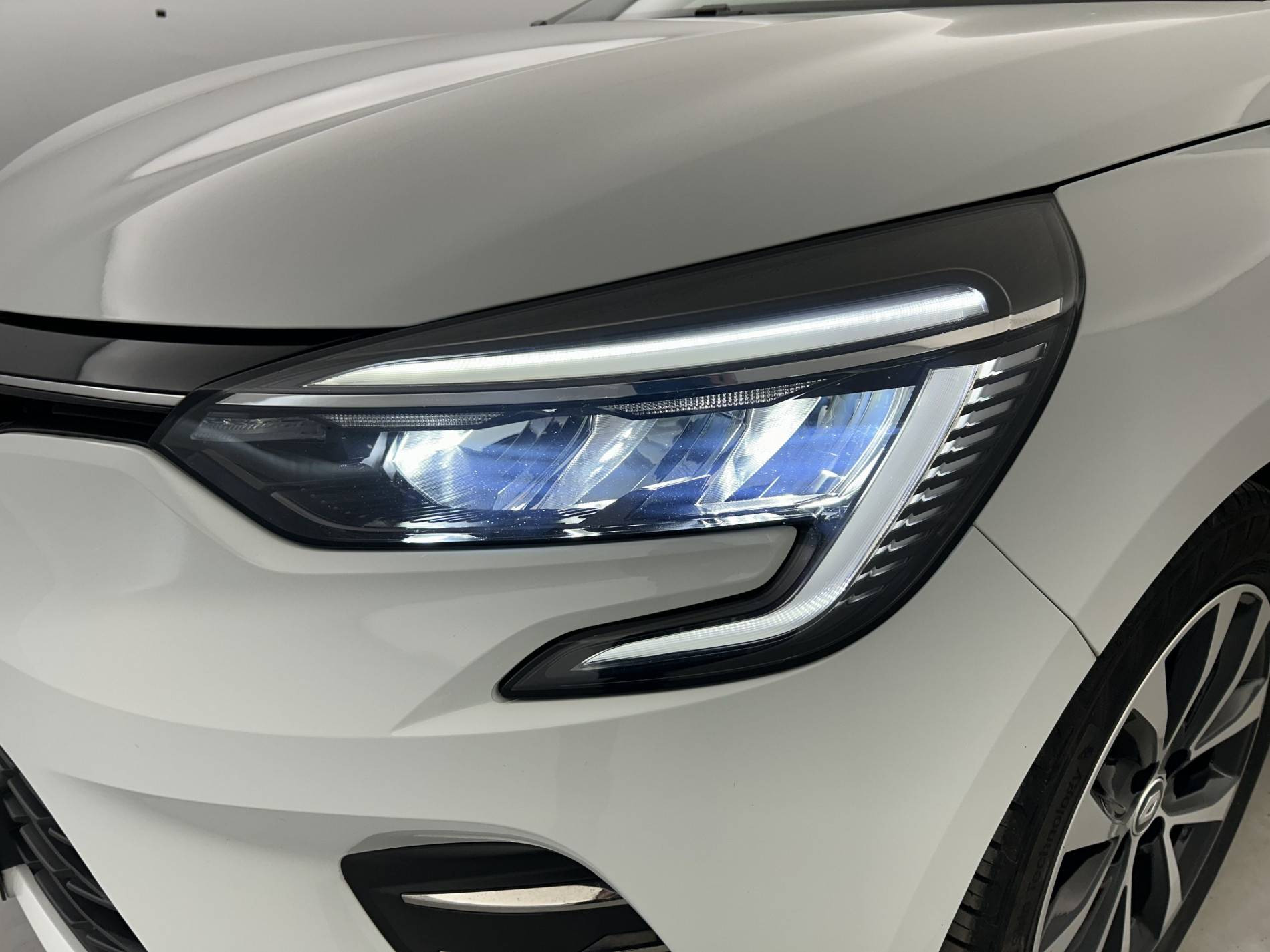 Vente en ligne Renault Clio 5 Clio E-Tech full hybrid 145 au prix de 17 990 €