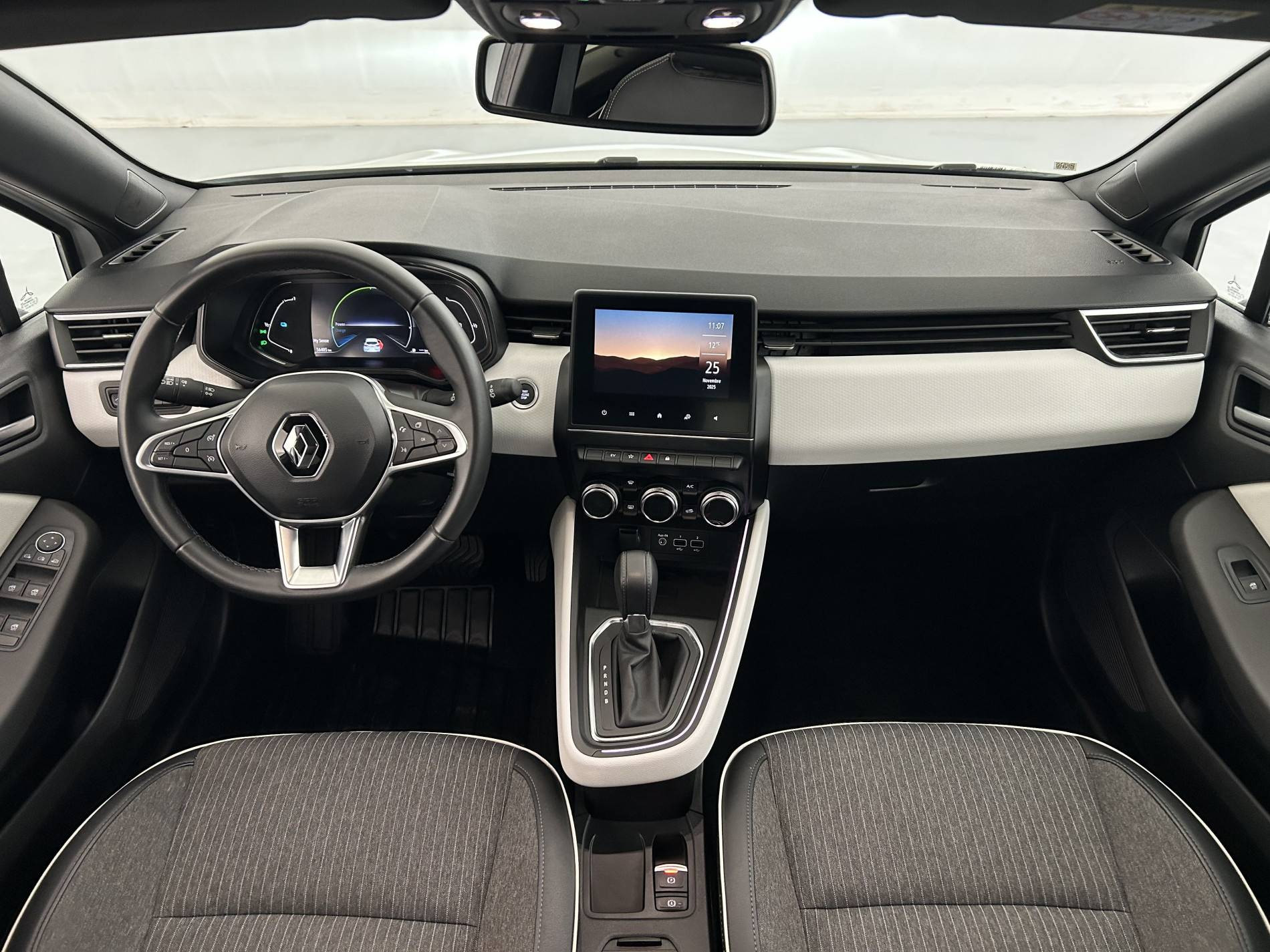 Vente en ligne Renault Clio 5 Clio E-Tech full hybrid 145 au prix de 17 990 €