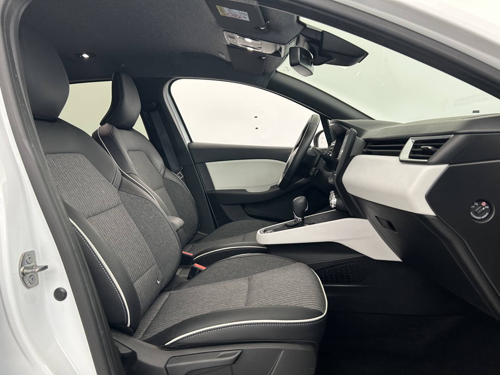 Vente en ligne Renault Clio 5 Clio E-Tech full hybrid 145 au prix de 17 990 €