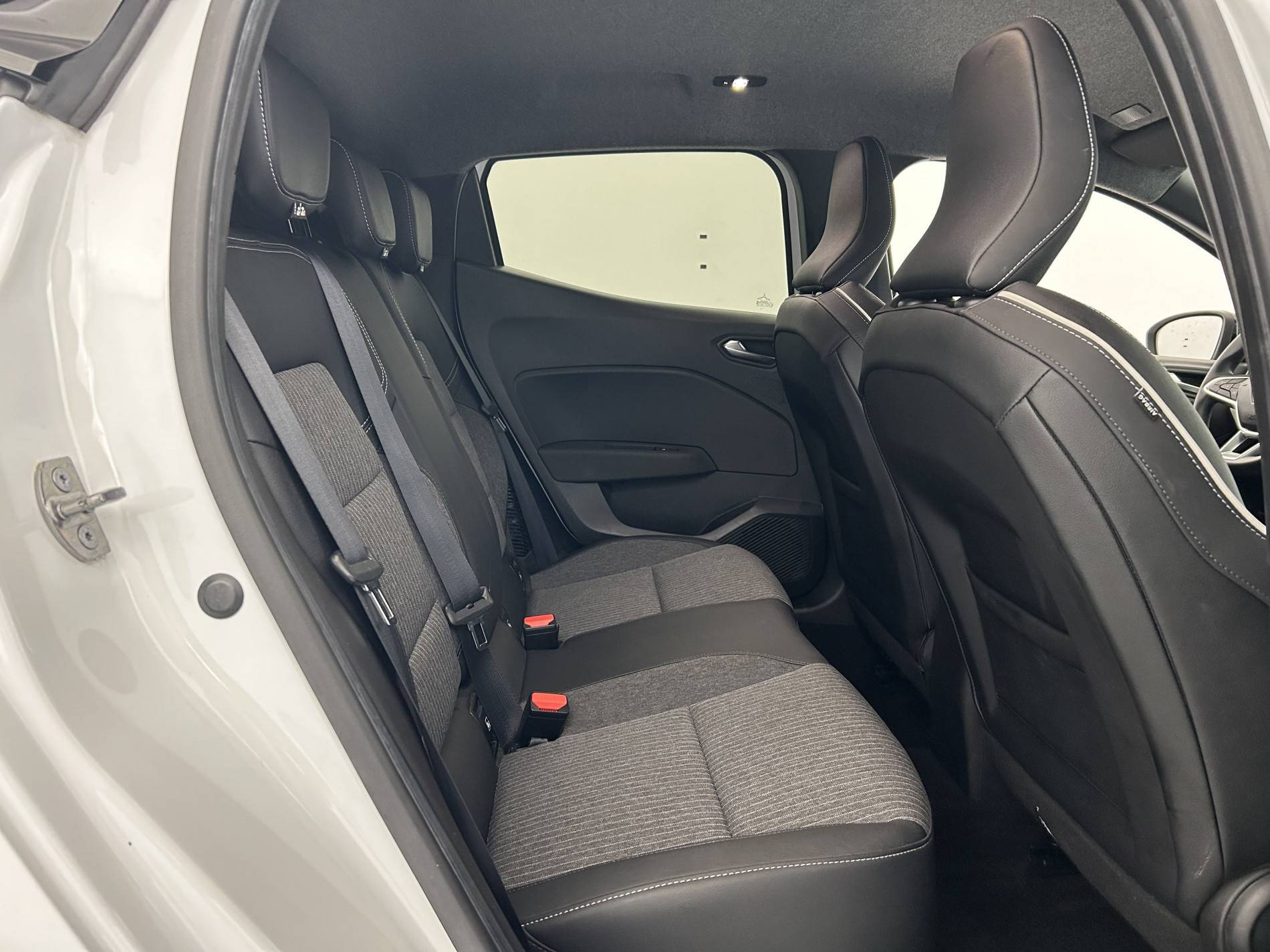 Vente en ligne Renault Clio 5 Clio E-Tech full hybrid 145 au prix de 17 990 €