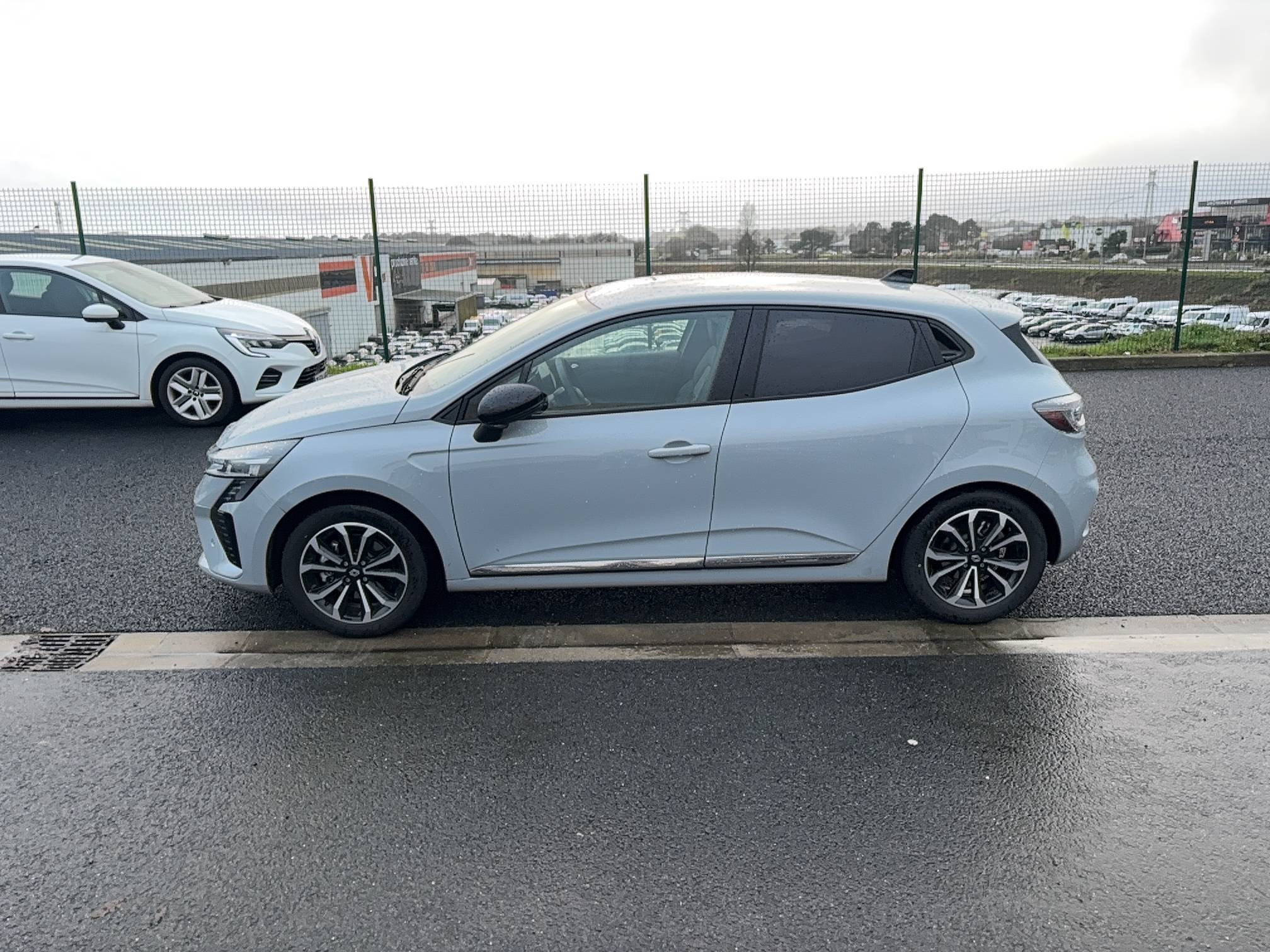 Vente en ligne Renault Clio 5 Clio E-Tech full hybrid 145 au prix de 21 990 €