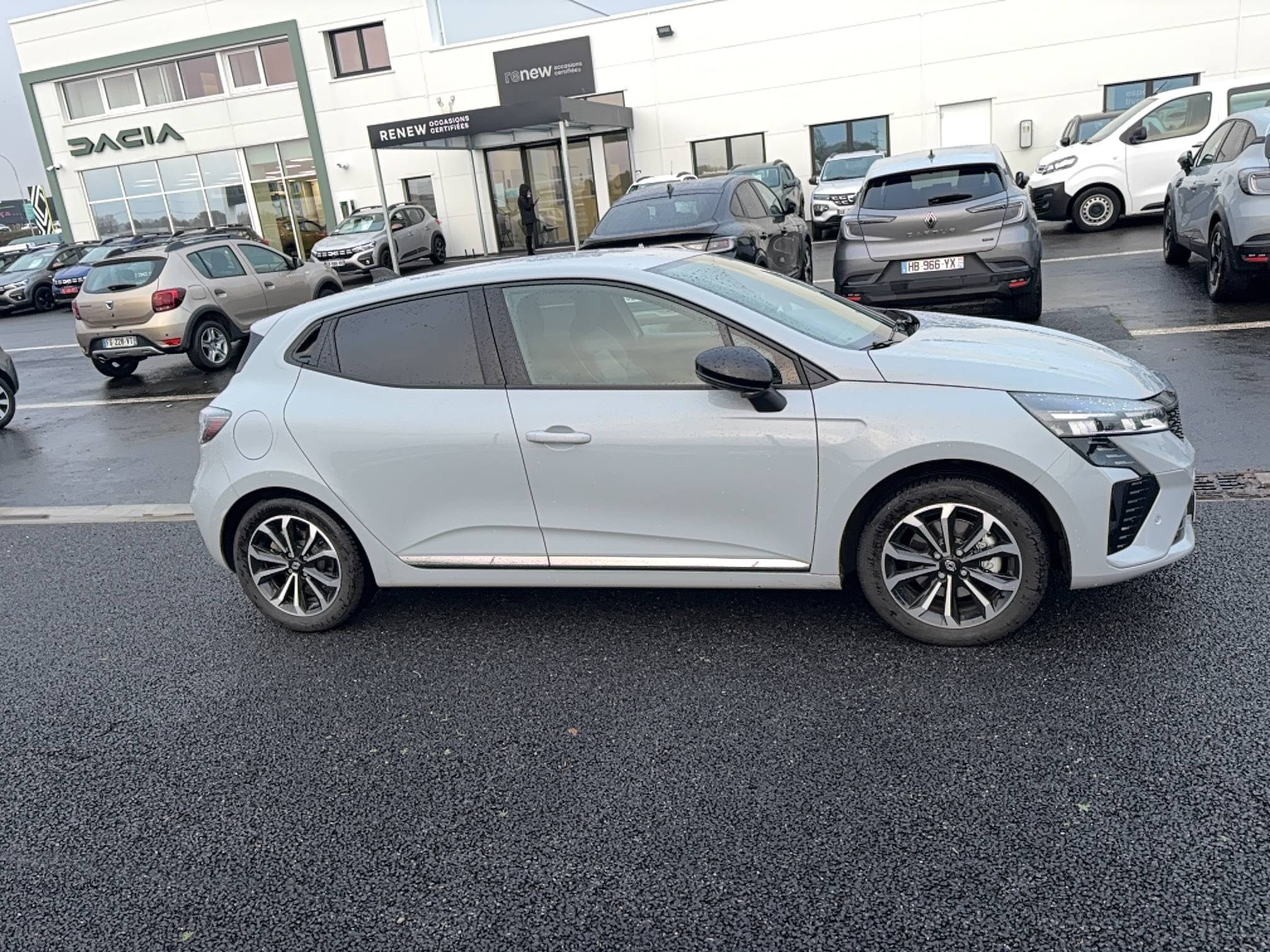 Vente en ligne Renault Clio 5 Clio E-Tech full hybrid 145 au prix de 21 990 €