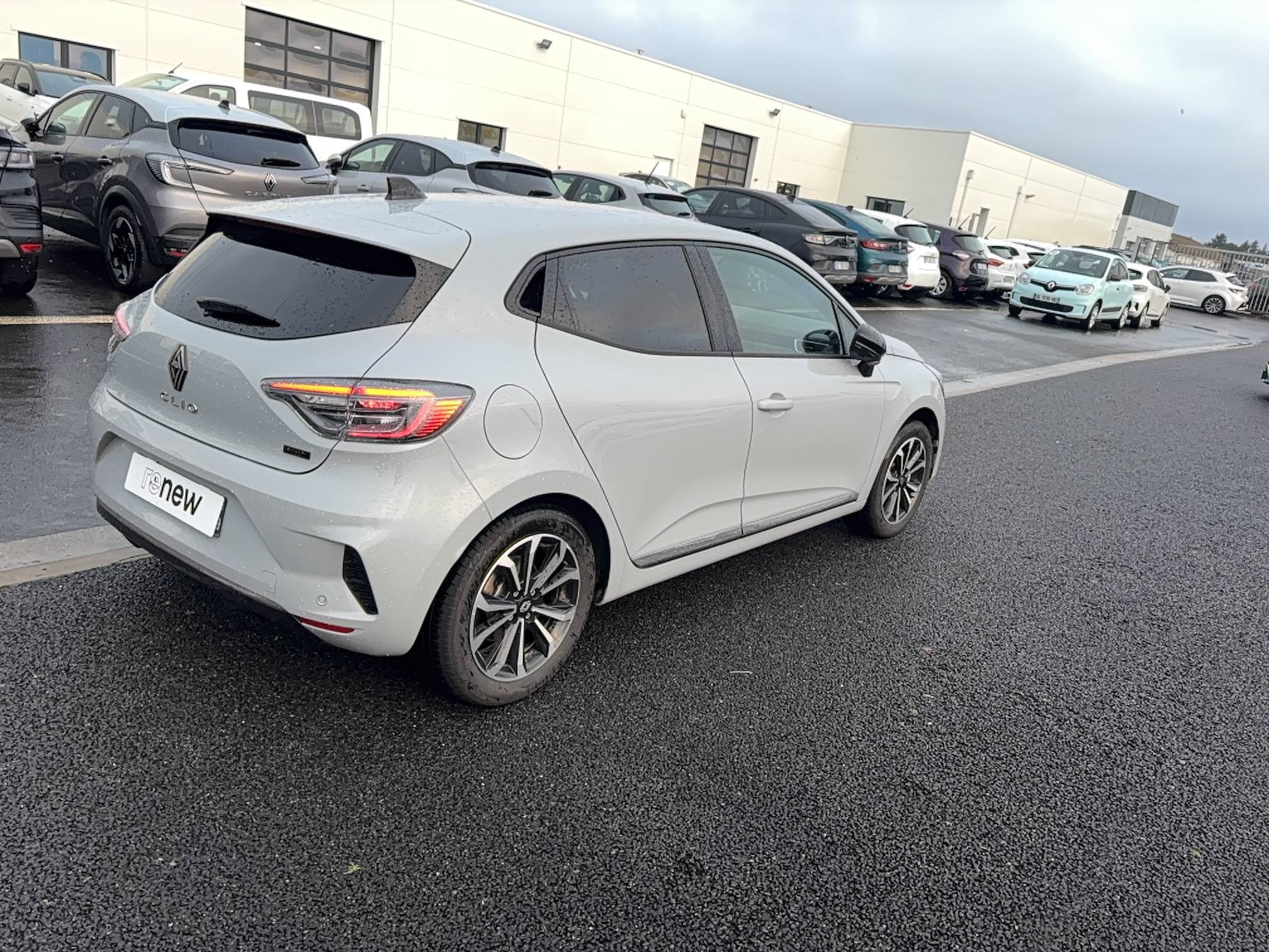 Vente en ligne Renault Clio 5 Clio E-Tech full hybrid 145 au prix de 21 990 €