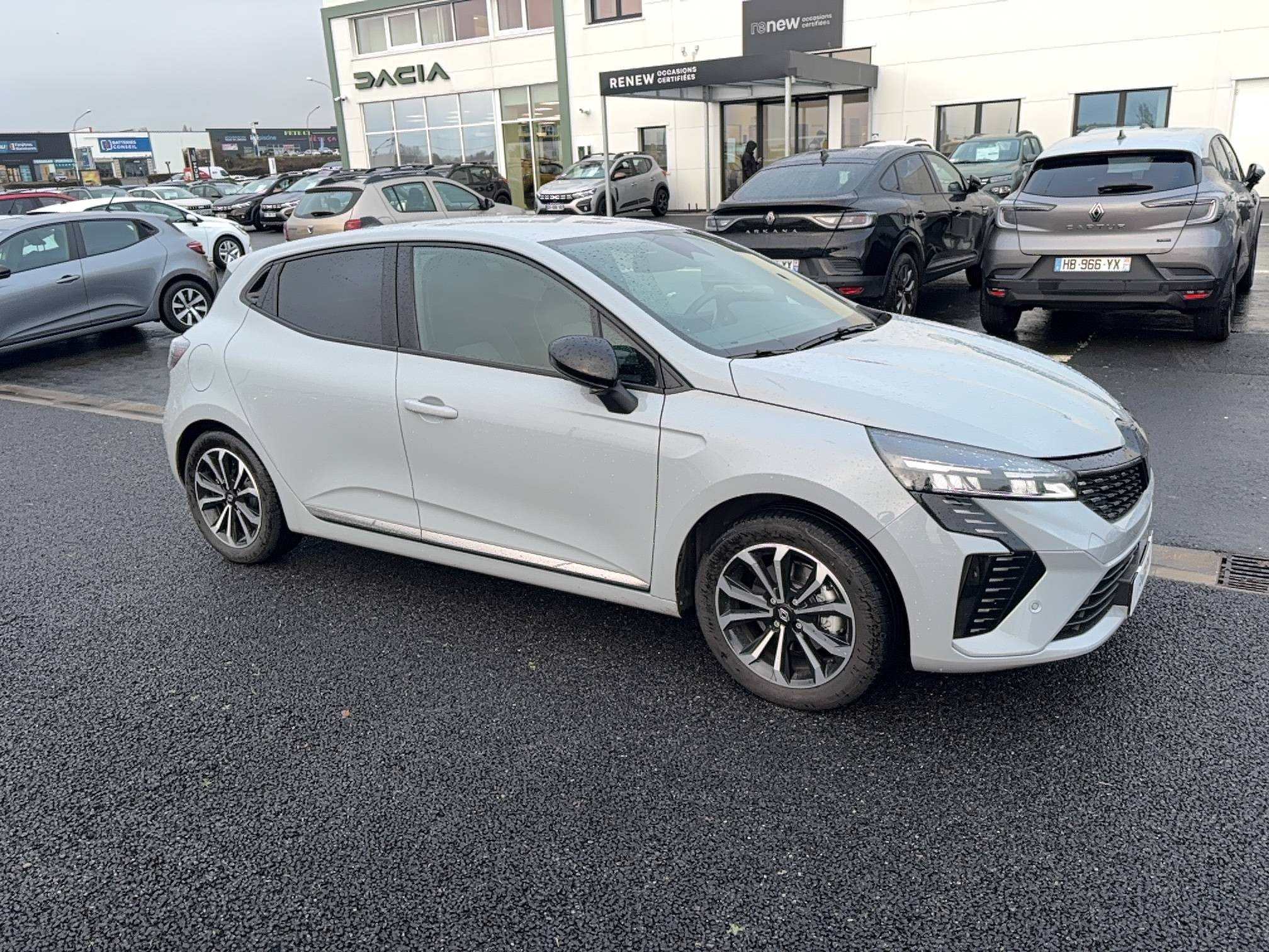 Vente en ligne Renault Clio 5 Clio E-Tech full hybrid 145 au prix de 21 990 €