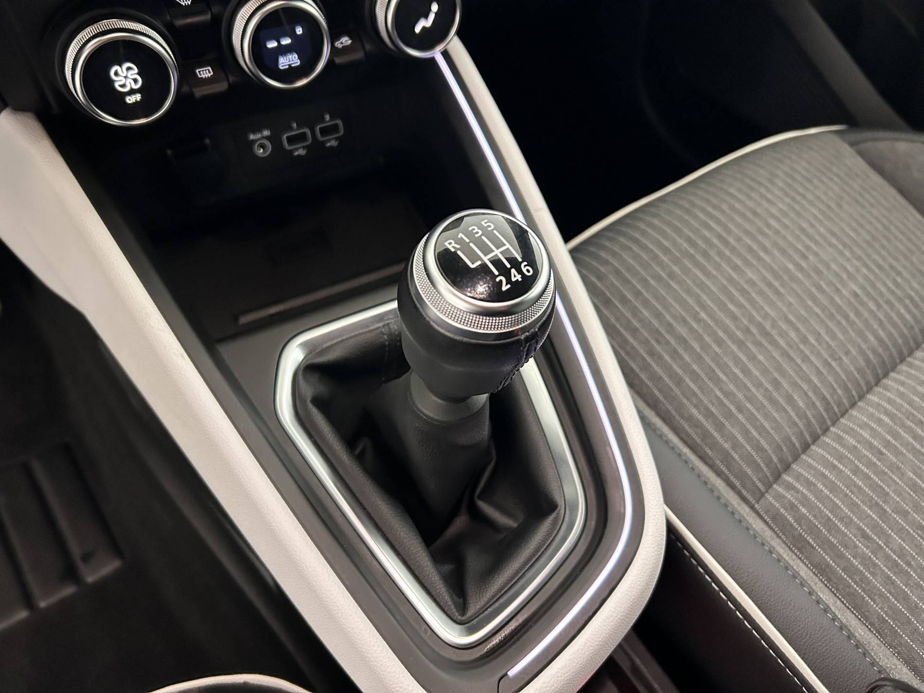 Vente en ligne Renault Clio 5 Clio TCe 90 - 21N au prix de 15 990 €