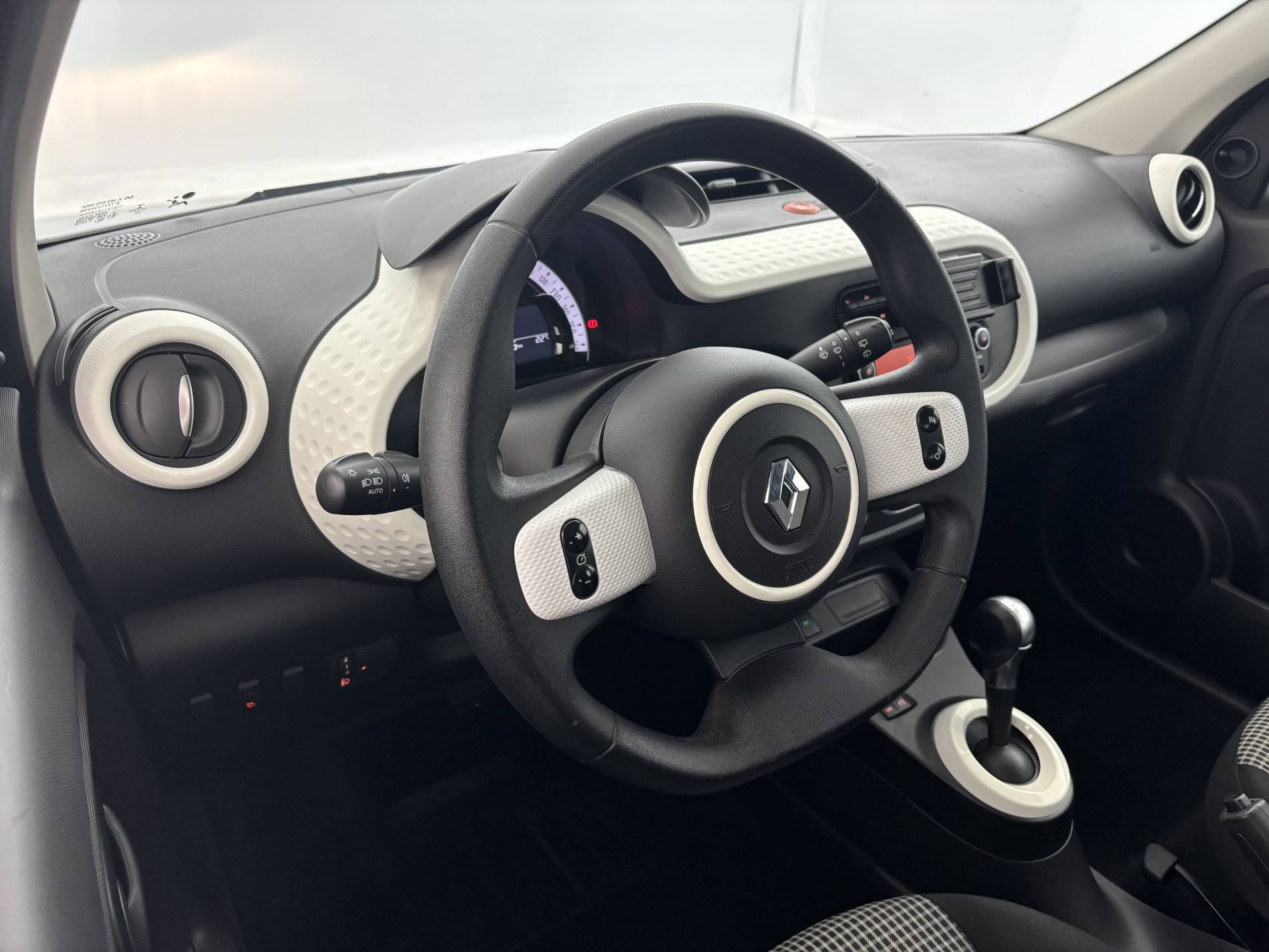 Vente en ligne Renault Twingo Electrique Twingo III E-Tech au prix de 10 990 €