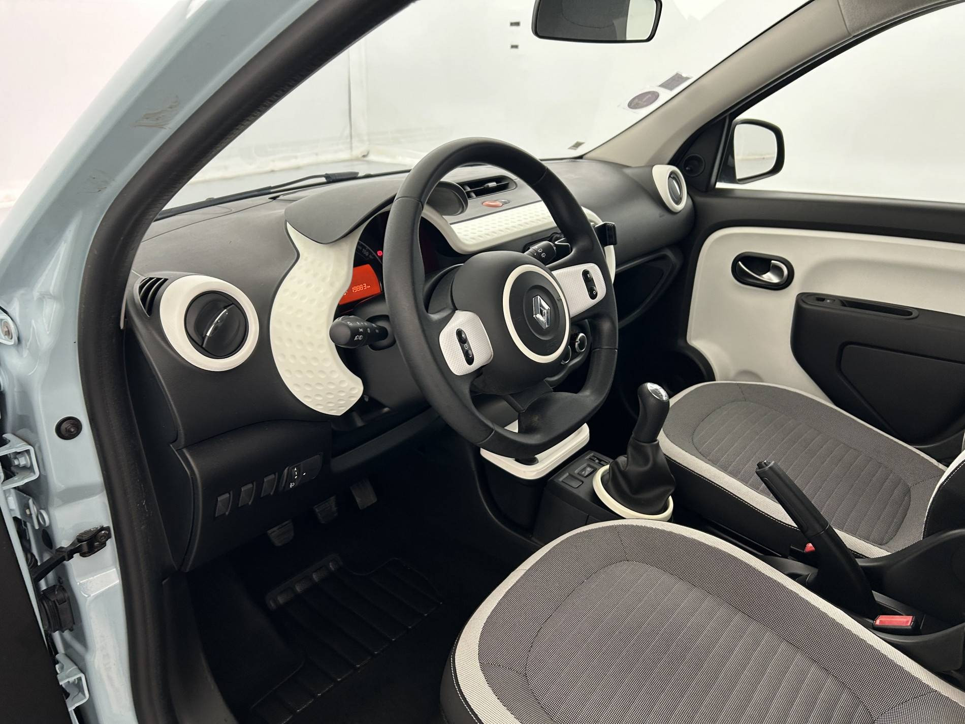 Vente en ligne Renault Twingo 3  1.0 SCe 70 E6C au prix de 8 880 €