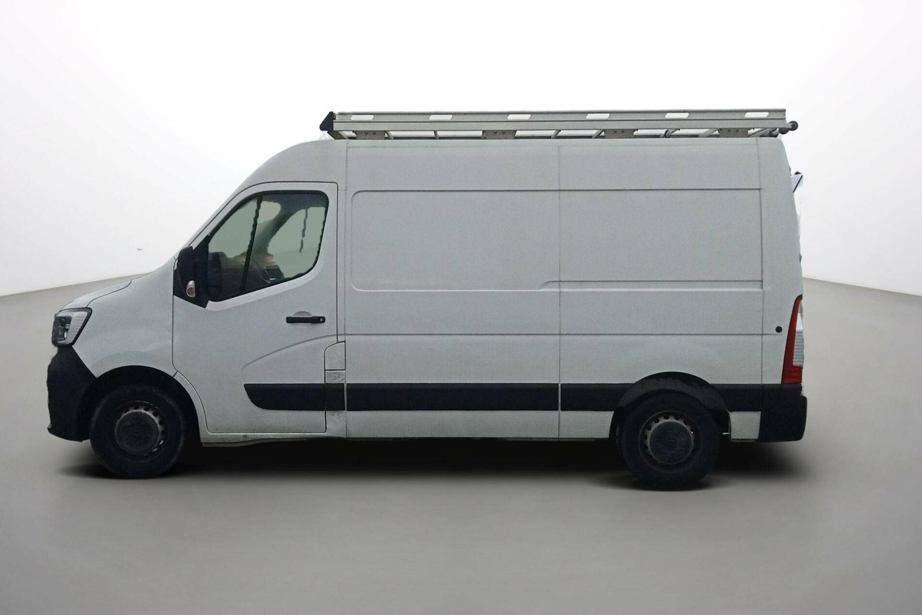 Vente en ligne Renault Master Fourgon MASTER FGN TRAC F3300 L2H2 BLUE DCI 135 au prix de 20 990 €