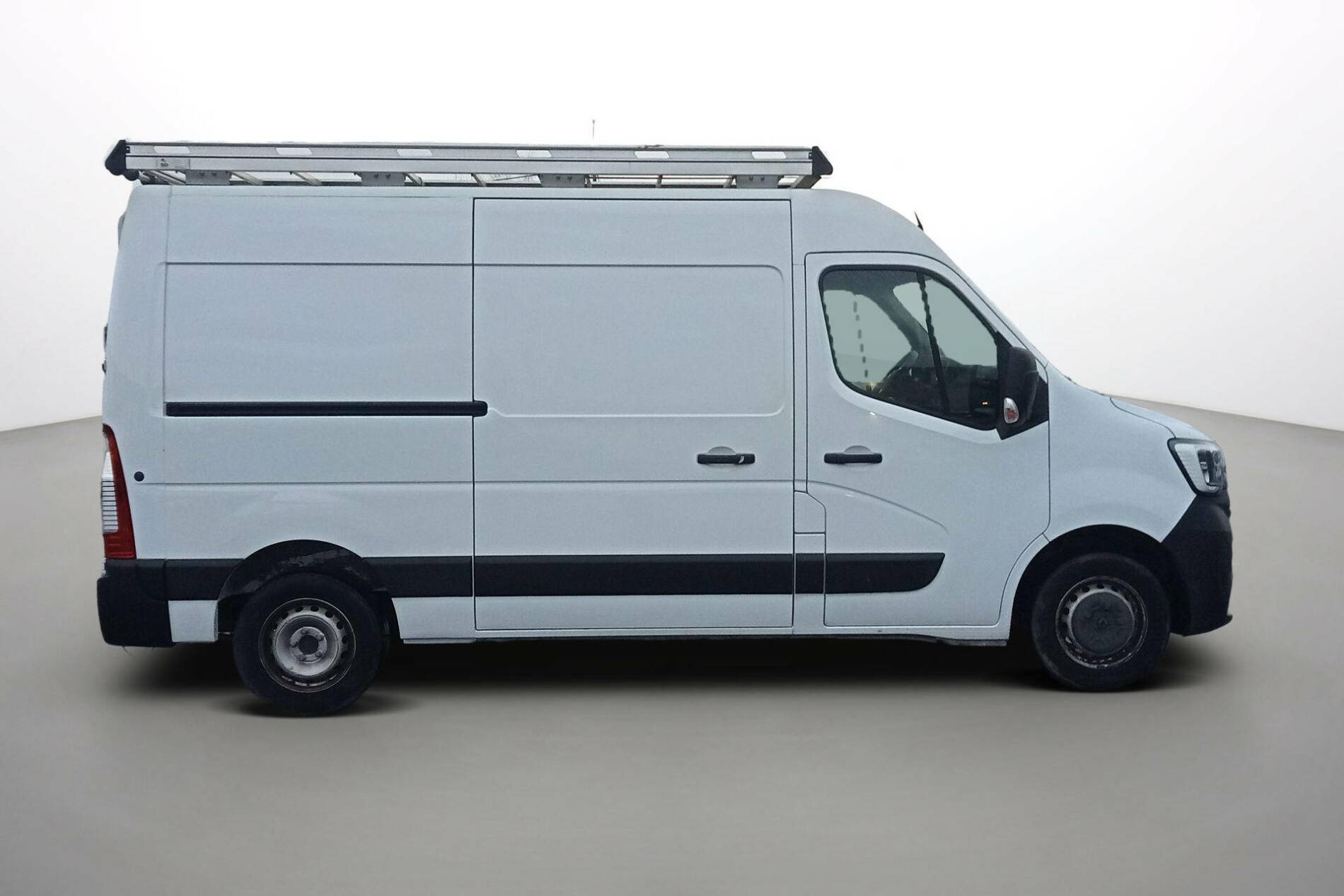 Vente en ligne Renault Master Fourgon MASTER FGN TRAC F3300 L2H2 BLUE DCI 135 au prix de 20 990 €