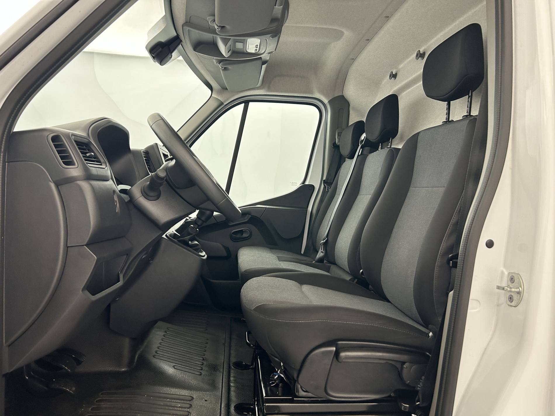 Vente en ligne Renault Master Fourgon MASTER FGN TRAC F3500 L2H2 BLUE DCI 135 au prix de 26 990 €