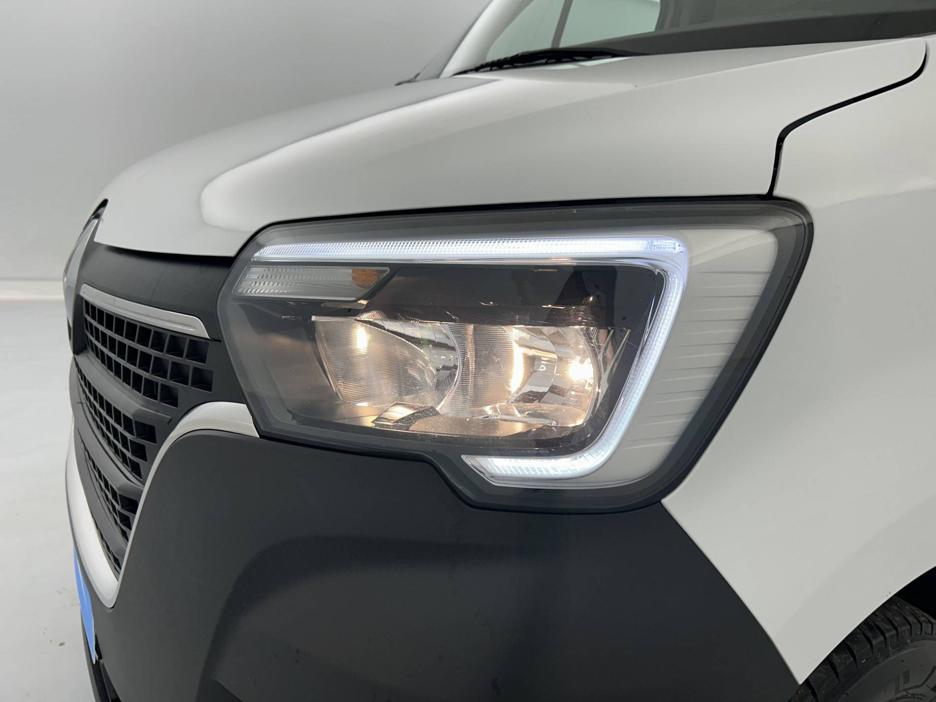 Vente en ligne Renault Master Fourgon MASTER FGN TRAC F3500 L2H2 BLUE DCI 135 au prix de 26 990 €