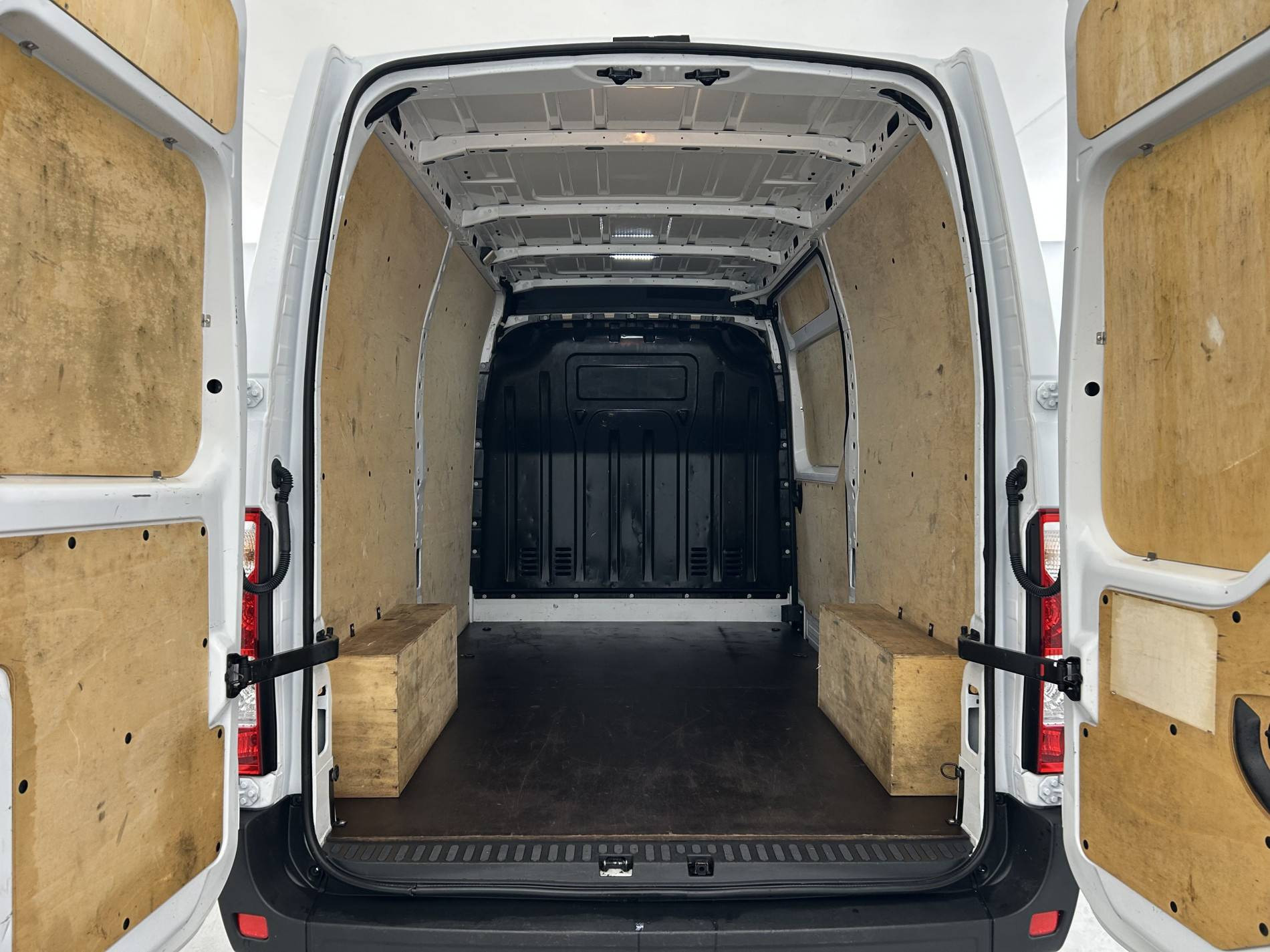 Vente en ligne Renault Master Fourgon MASTER FGN TRAC F3500 L2H2 BLUE DCI 135 au prix de 26 990 €
