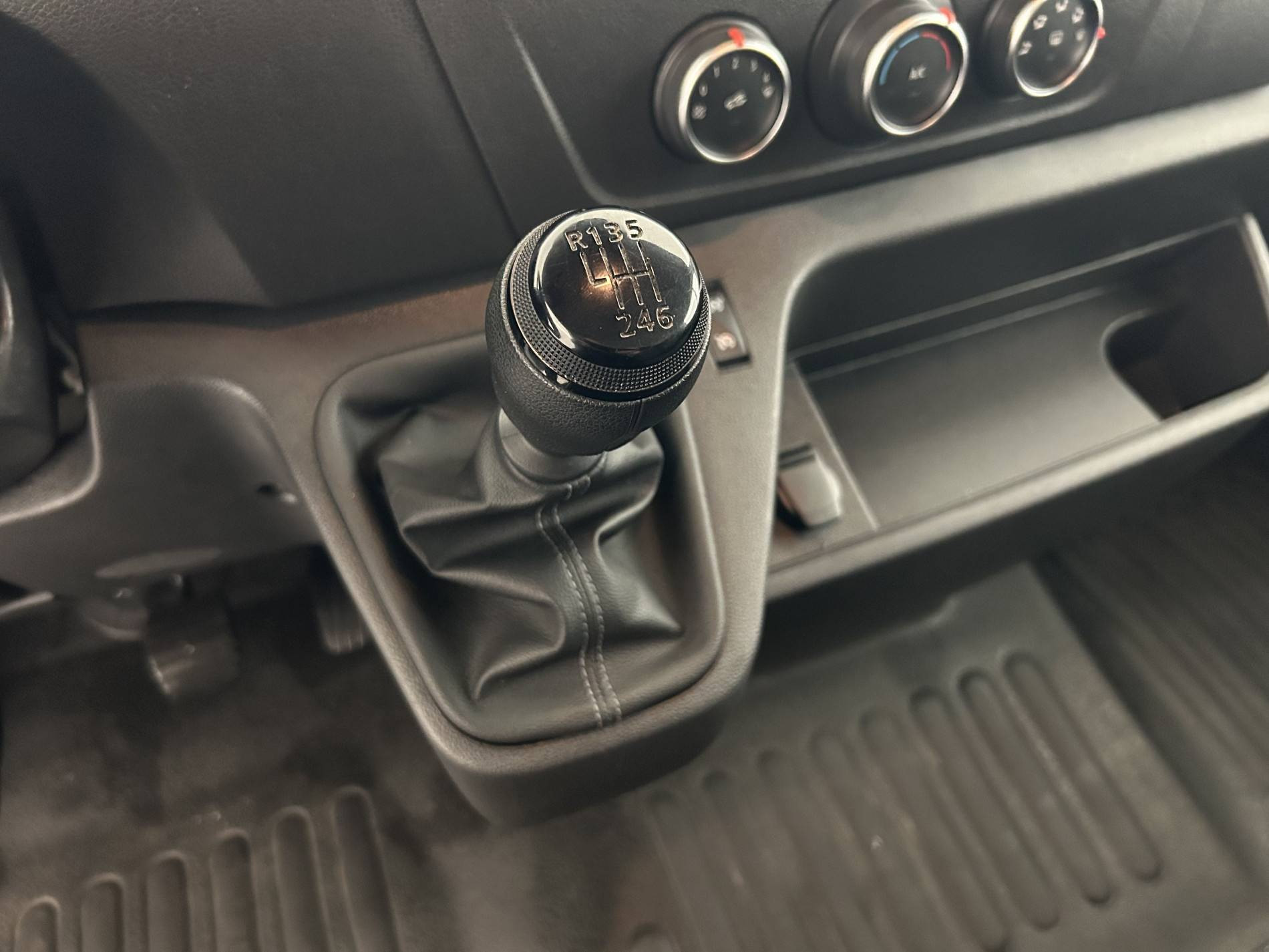 Vente en ligne Renault Master Fourgon MASTER FGN TRAC F3500 L2H2 BLUE DCI 135 au prix de 26 990 €