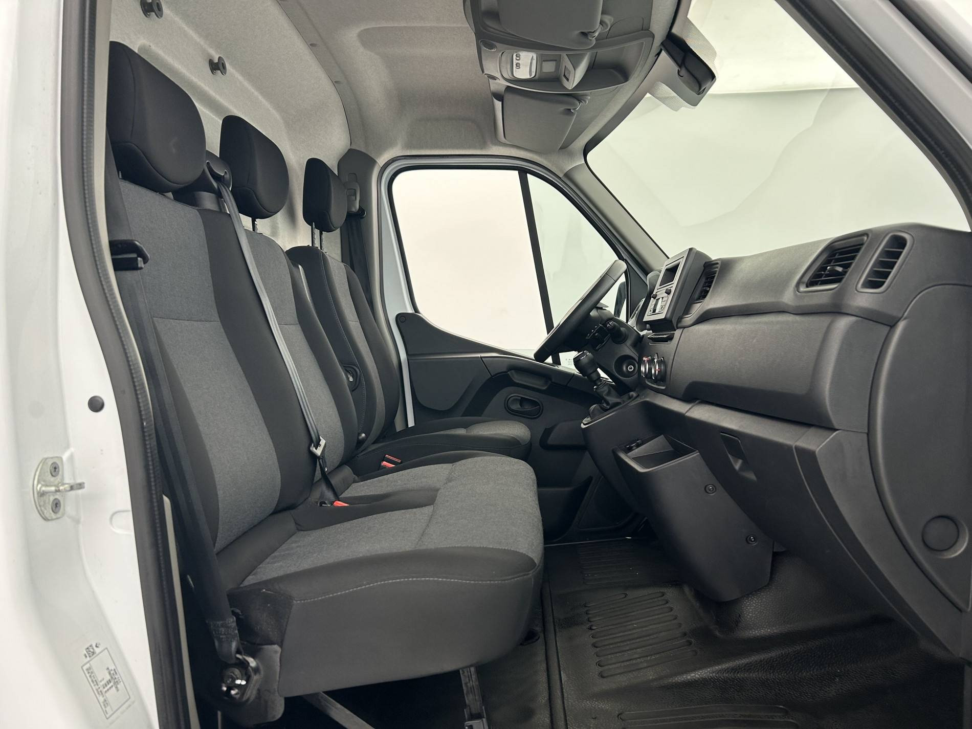 Vente en ligne Renault Master Fourgon MASTER FGN TRAC F3500 L2H2 BLUE DCI 135 au prix de 26 990 €