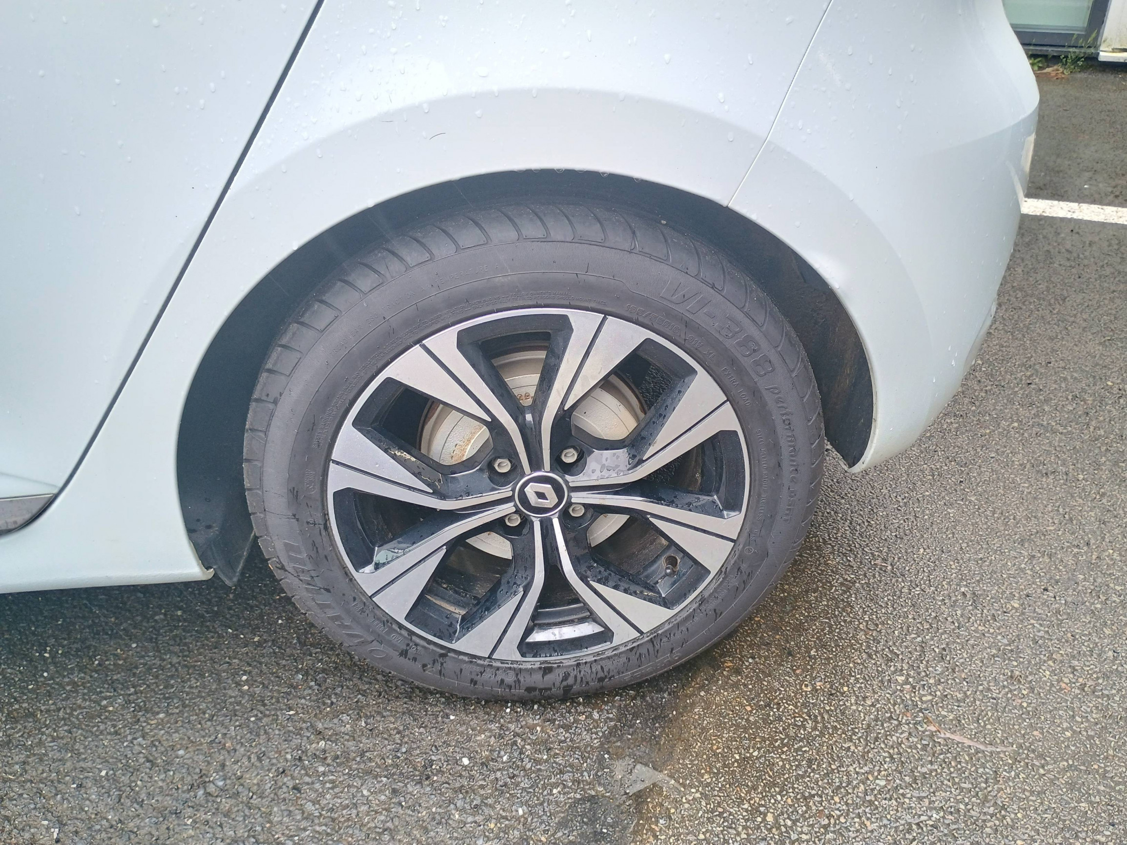 Vente en ligne Renault Clio 5 Clio E-Tech 140 - 21N au prix de 15 490 €