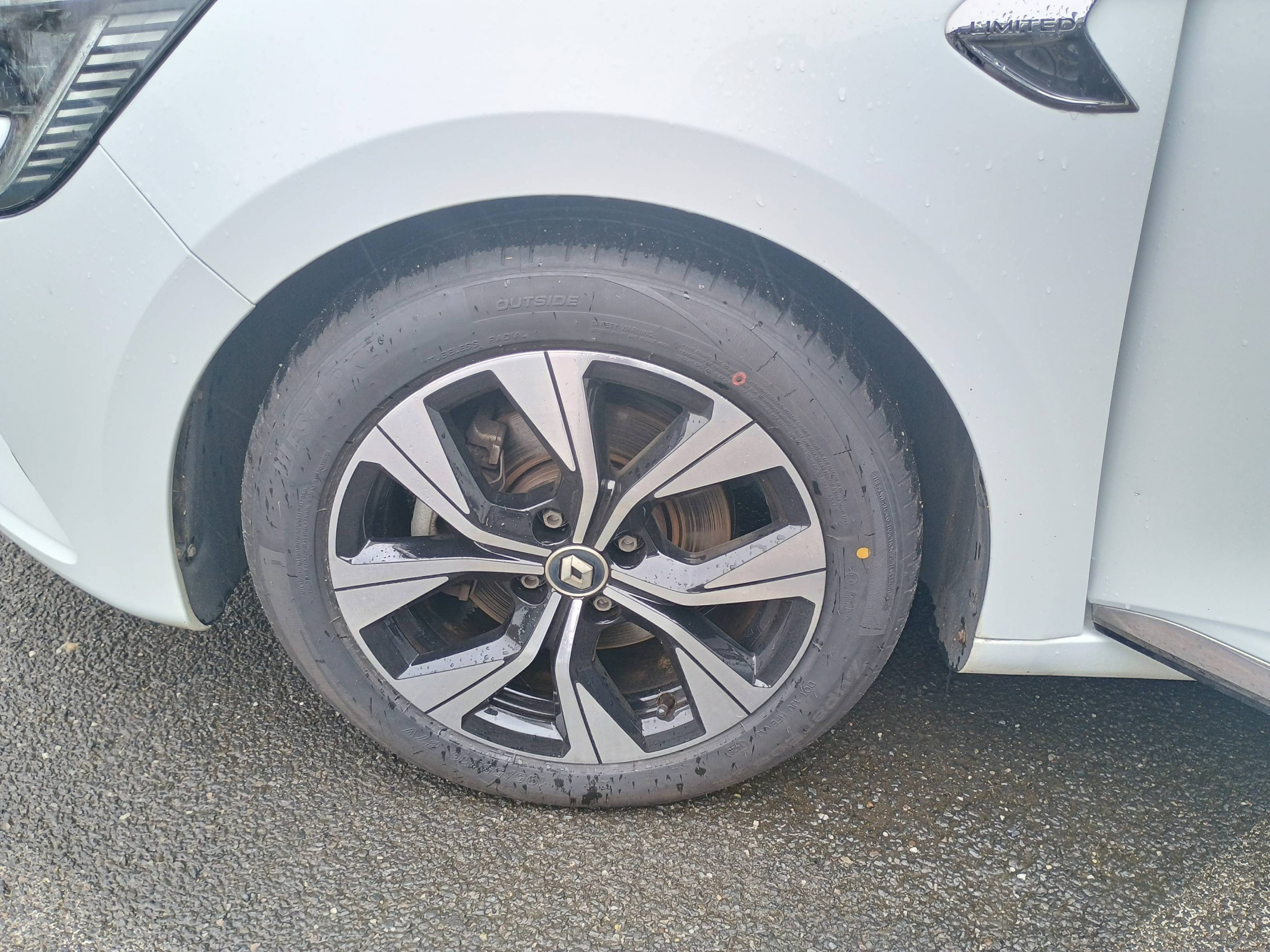 Vente en ligne Renault Clio 5 Clio E-Tech 140 - 21N au prix de 15 490 €