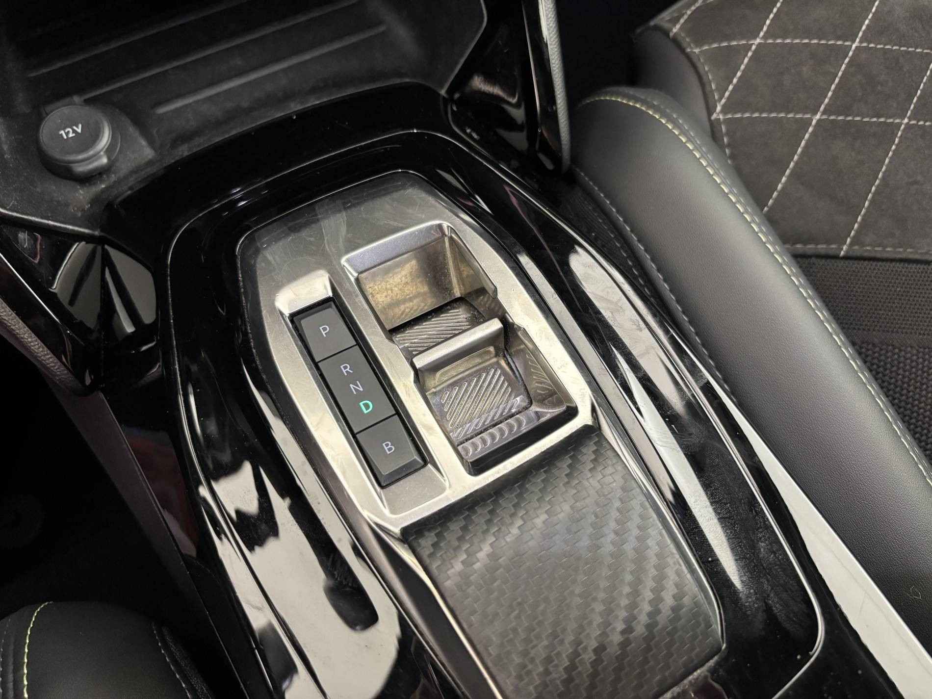 Vente en ligne Peugeot E-2008  136 ch au prix de 16 490 €