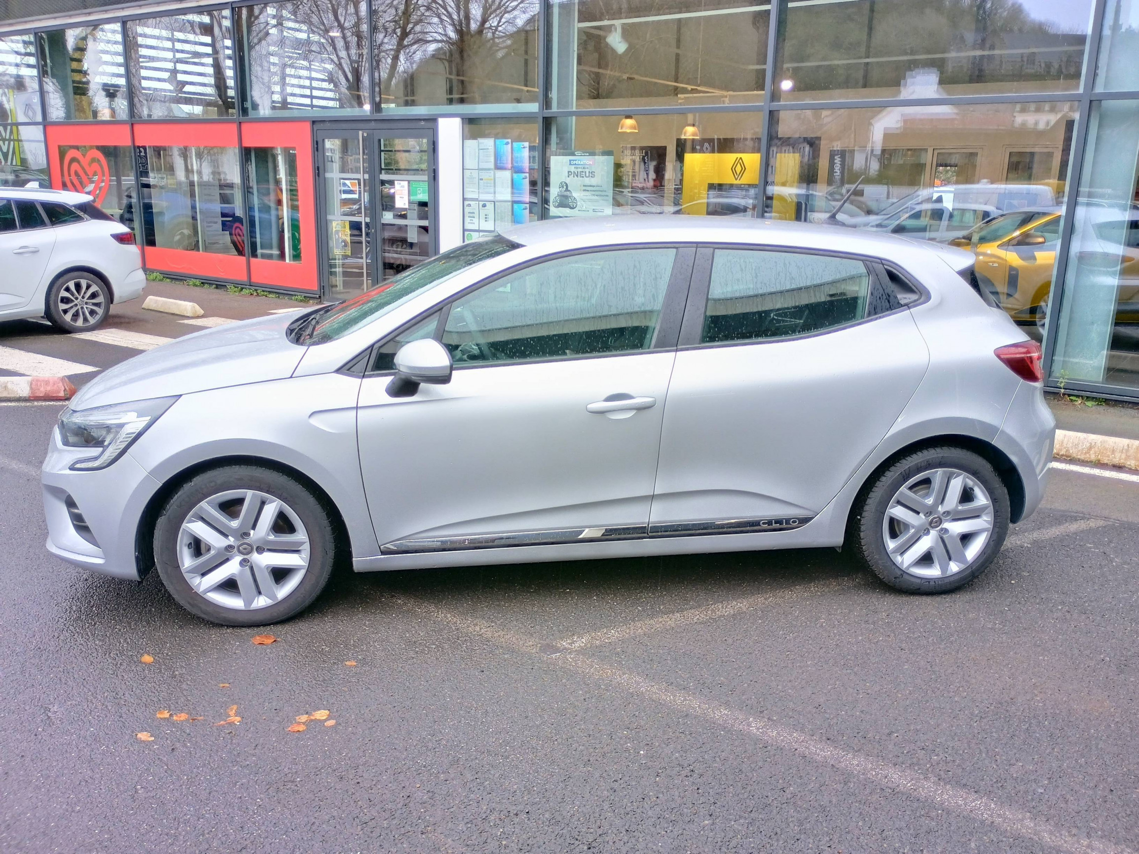 Vente en ligne Renault Clio 5 Clio E-Tech 140 - 21N au prix de 15 990 €