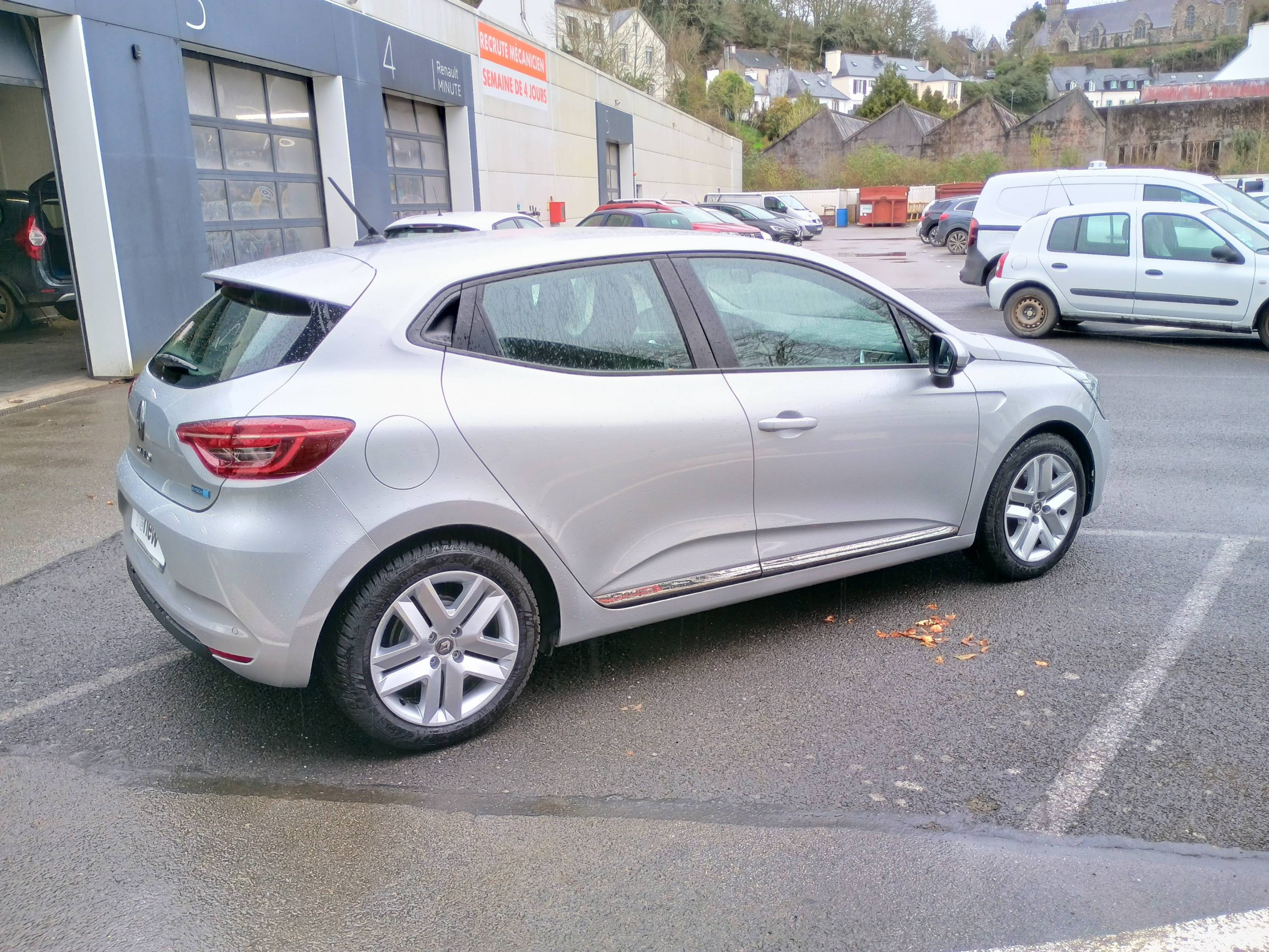 Vente en ligne Renault Clio 5 Clio E-Tech 140 - 21N au prix de 15 990 €