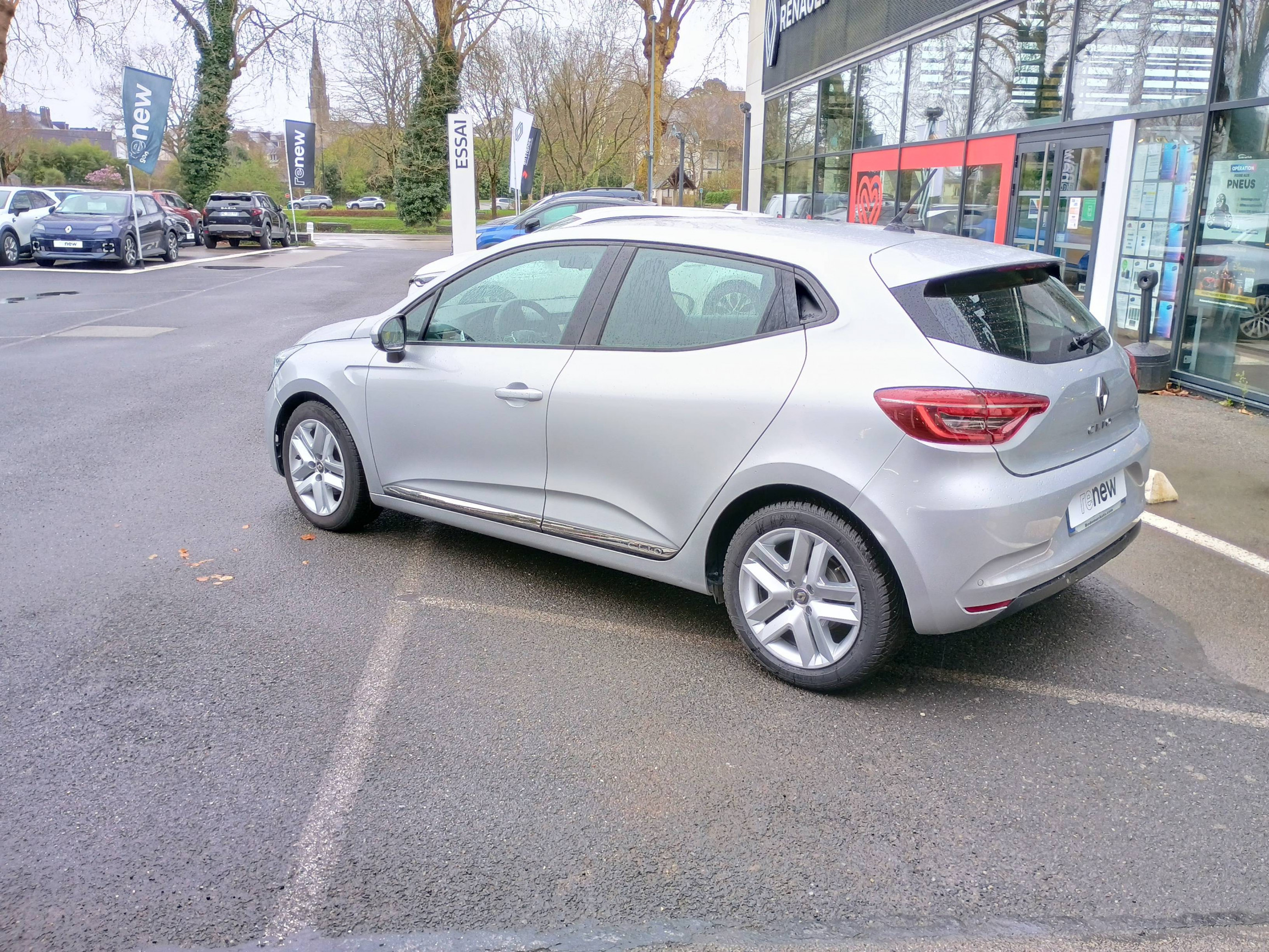 Vente en ligne Renault Clio 5 Clio E-Tech 140 - 21N au prix de 15 990 €