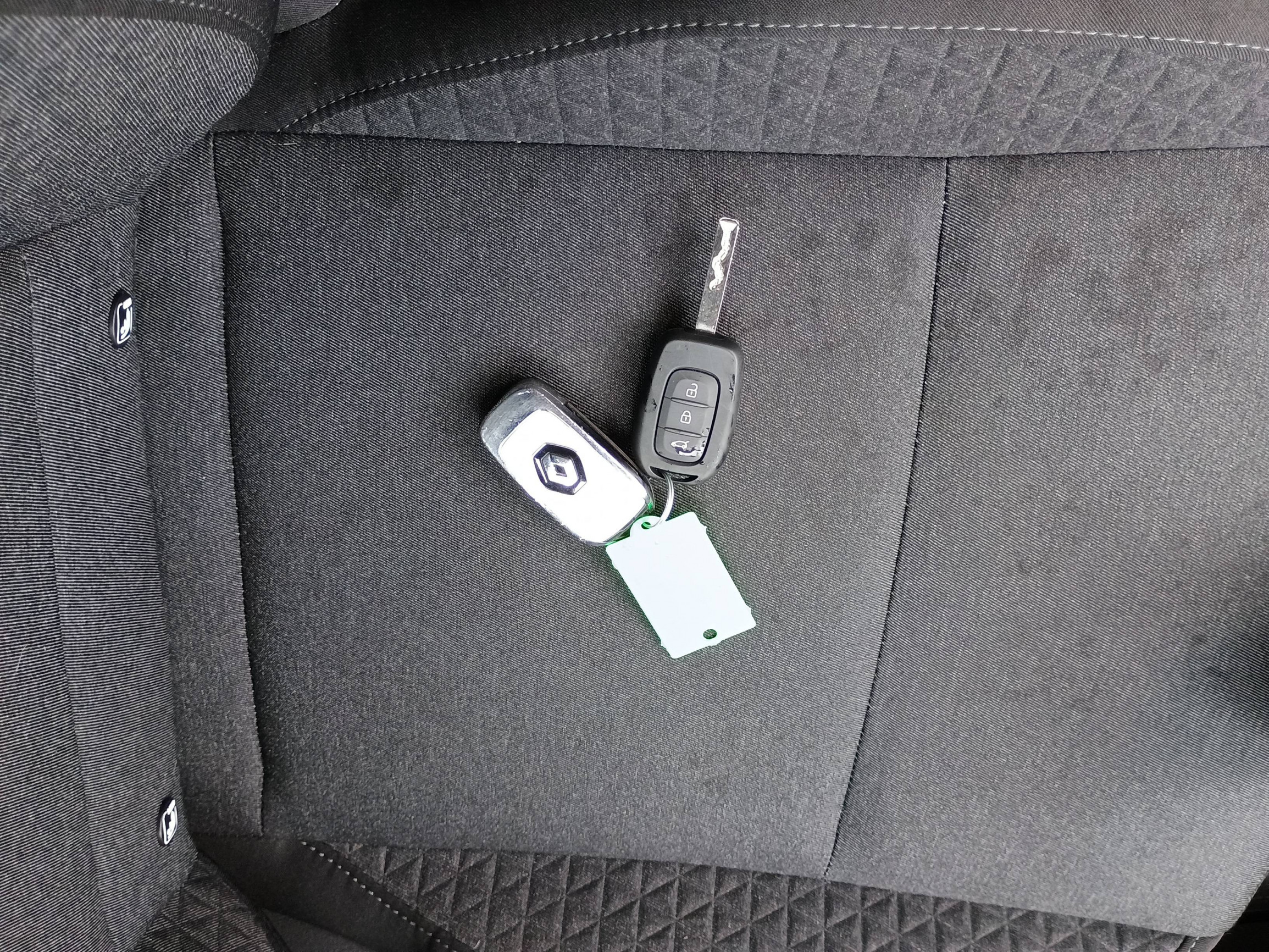 Vente en ligne Renault Clio 5 Clio E-Tech 140 - 21N au prix de 15 990 €