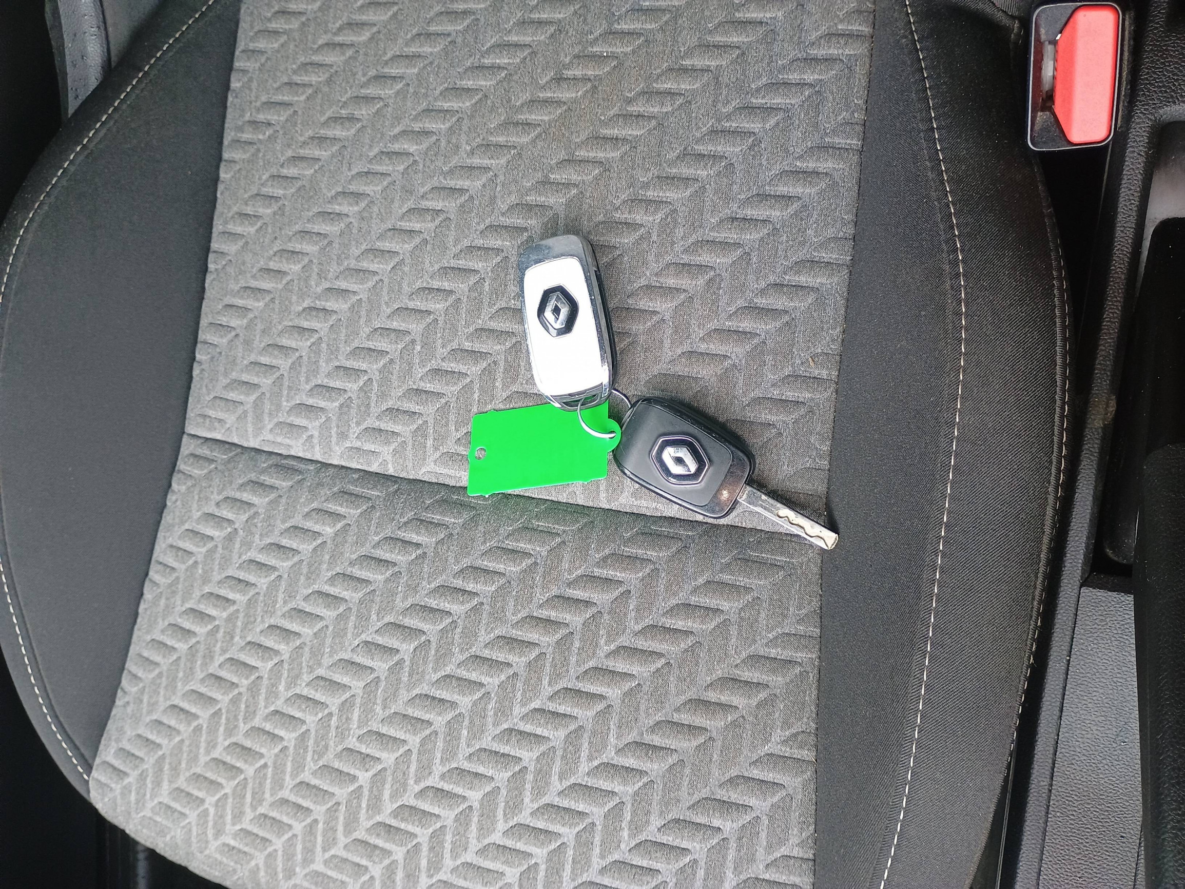 Vente en ligne Renault Clio 5 Clio E-Tech 140 - 21N au prix de 15 490 €