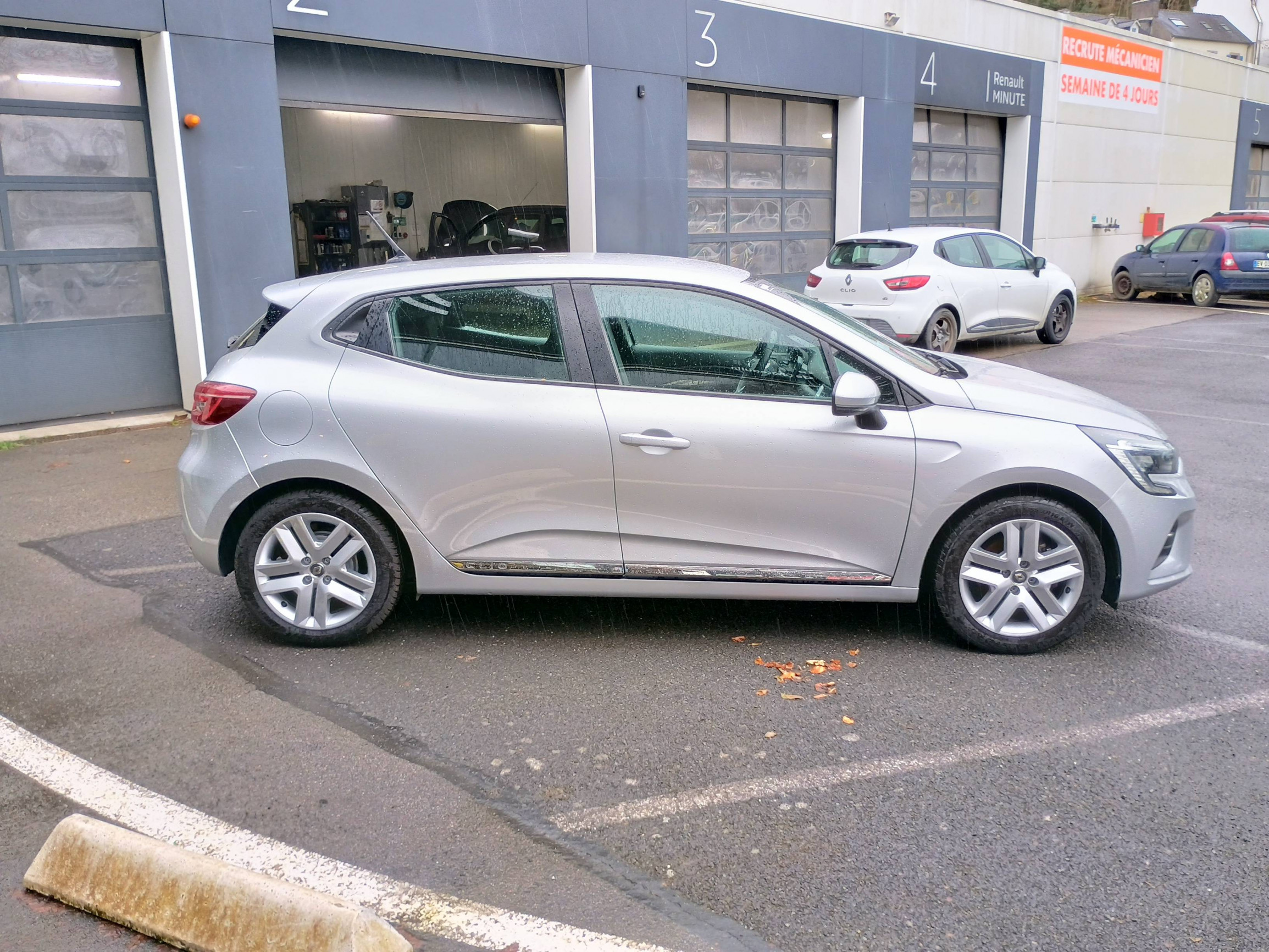 Vente en ligne Renault Clio 5 Clio E-Tech 140 - 21N au prix de 15 990 €