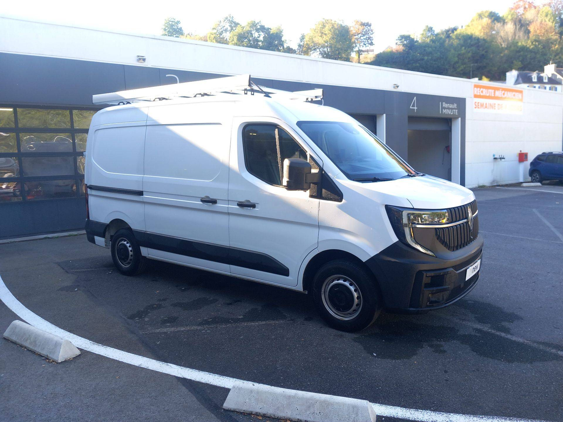 Vente en ligne Renault Master Fourgon MASTER FGN TRAC 3T3 L2H2 BLUE DCI 130 au prix de 30 990 €