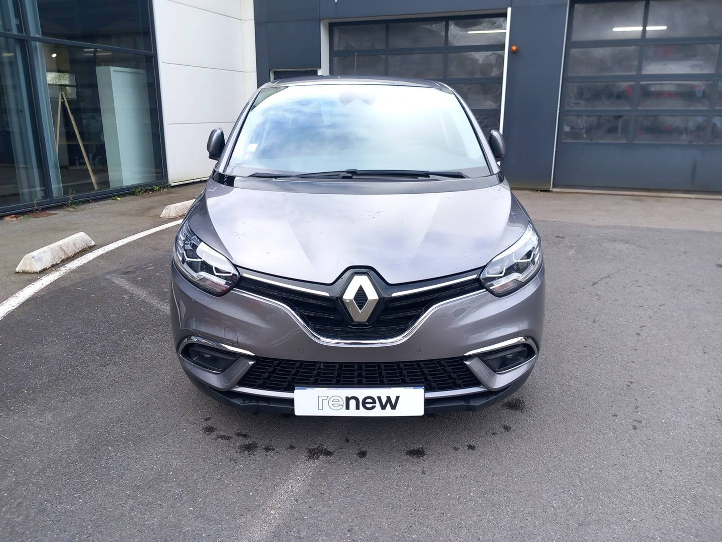 Vente en ligne Renault Grand Scenic 4 Grand Scenic TCe 140 EDC au prix de 21 990 €