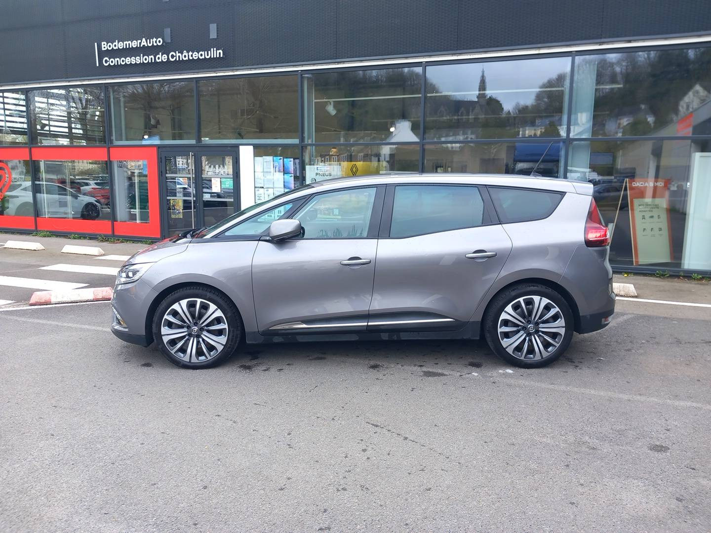 Vente en ligne Renault Grand Scenic 4 Grand Scenic TCe 140 EDC au prix de 21 990 €