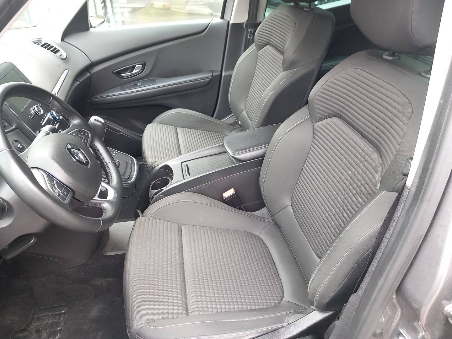 Vente en ligne Renault Grand Scenic 4 Grand Scenic TCe 140 EDC au prix de 21 990 €