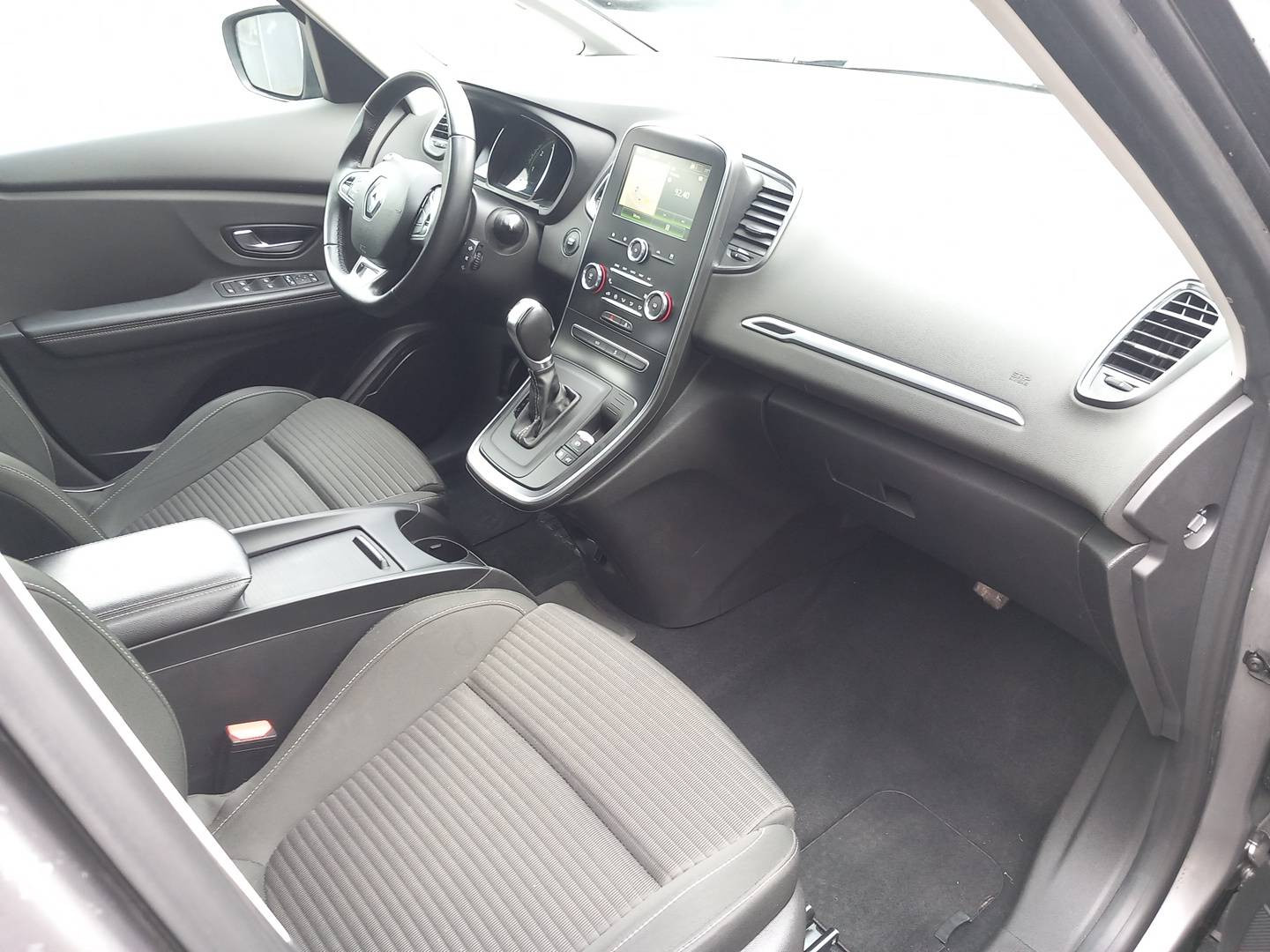 Vente en ligne Renault Grand Scenic 4 Grand Scenic TCe 140 EDC au prix de 21 990 €