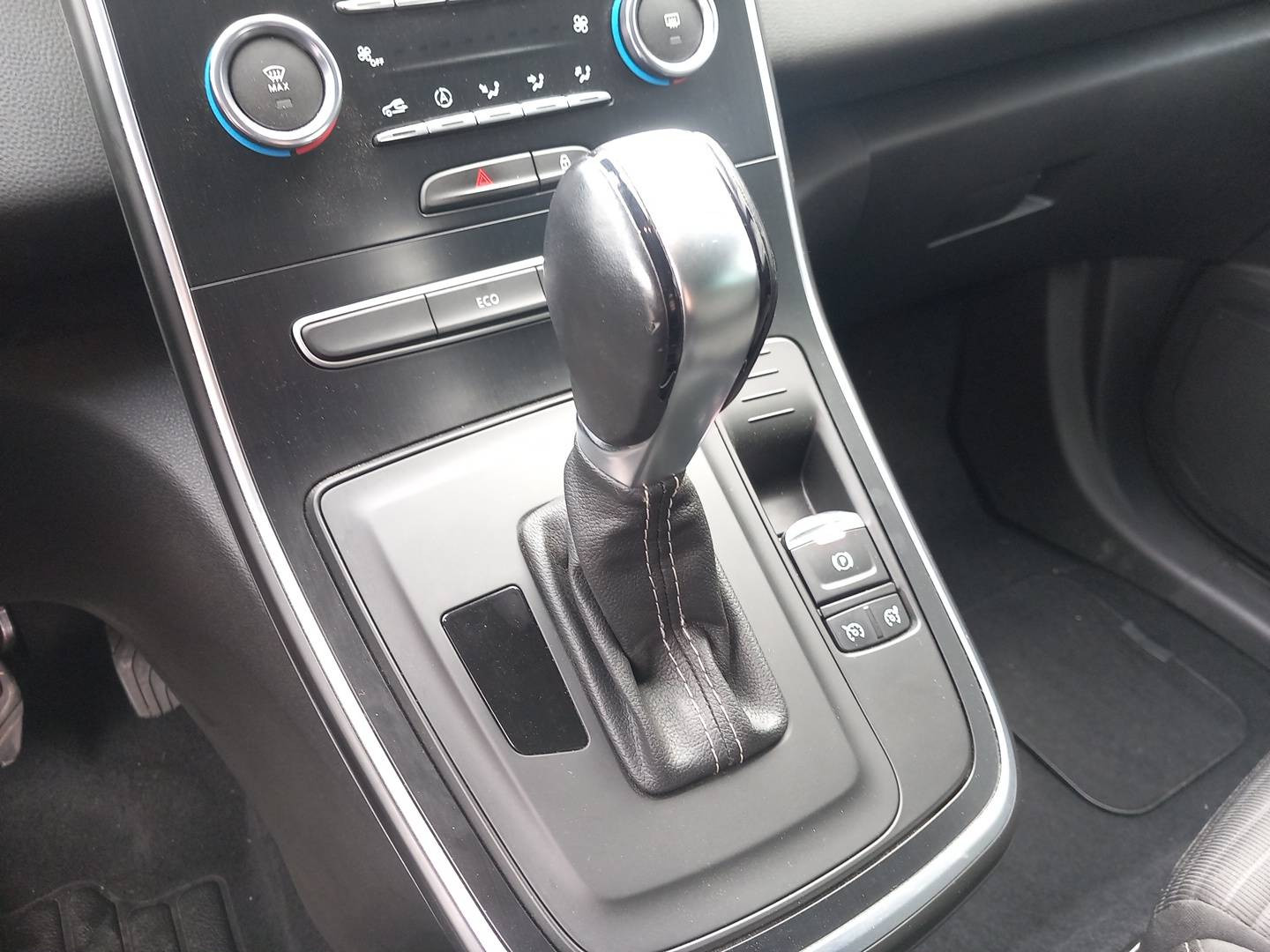 Vente en ligne Renault Grand Scenic 4 Grand Scenic TCe 140 EDC au prix de 21 990 €