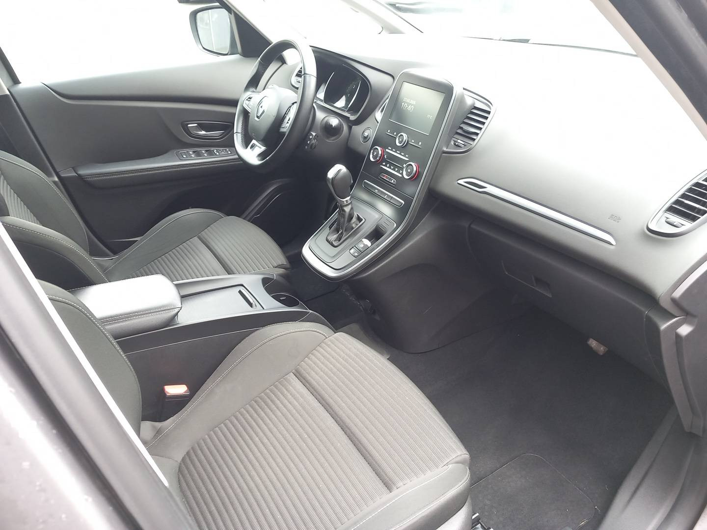 Vente en ligne Renault Grand Scenic 4 Grand Scenic TCe 140 EDC au prix de 21 990 €