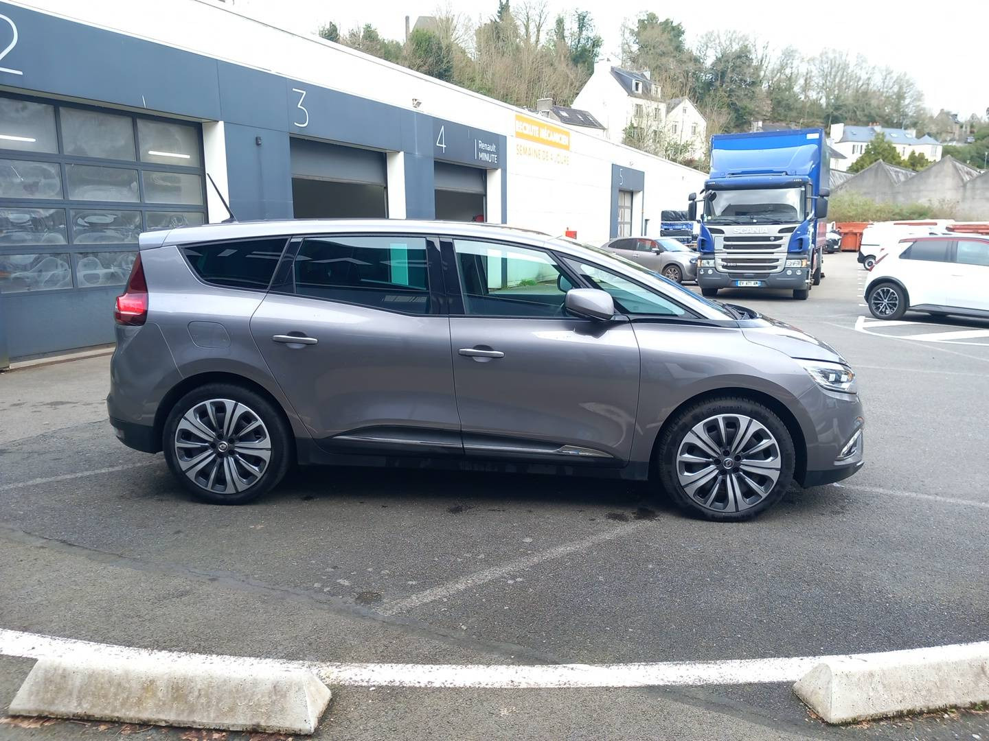 Vente en ligne Renault Grand Scenic 4 Grand Scenic TCe 140 EDC au prix de 21 990 €