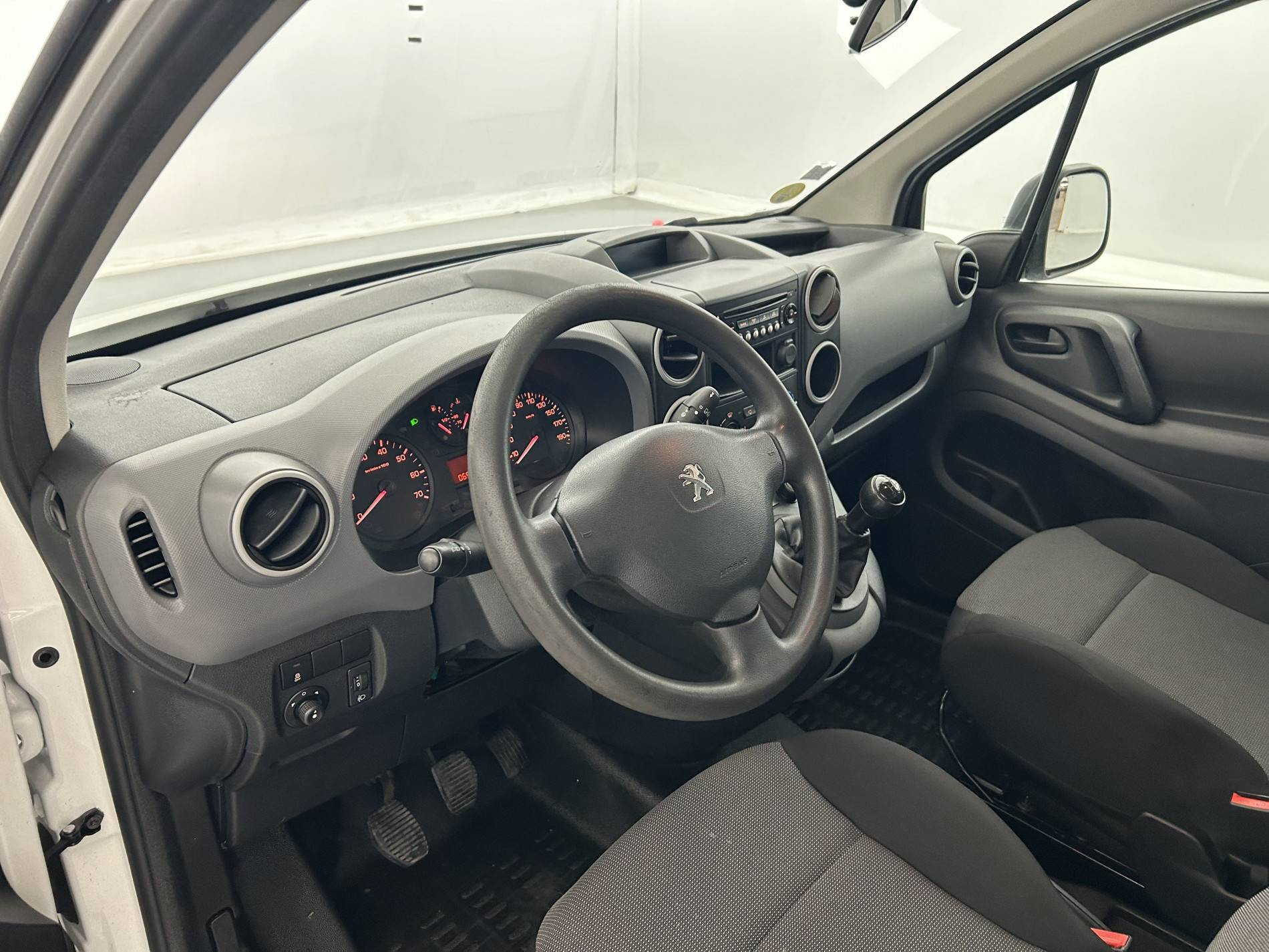 Vente en ligne Peugeot Partner Fourgon  LONG 1.6 BLUEHDI 100 BVM5 au prix de 13 490 €