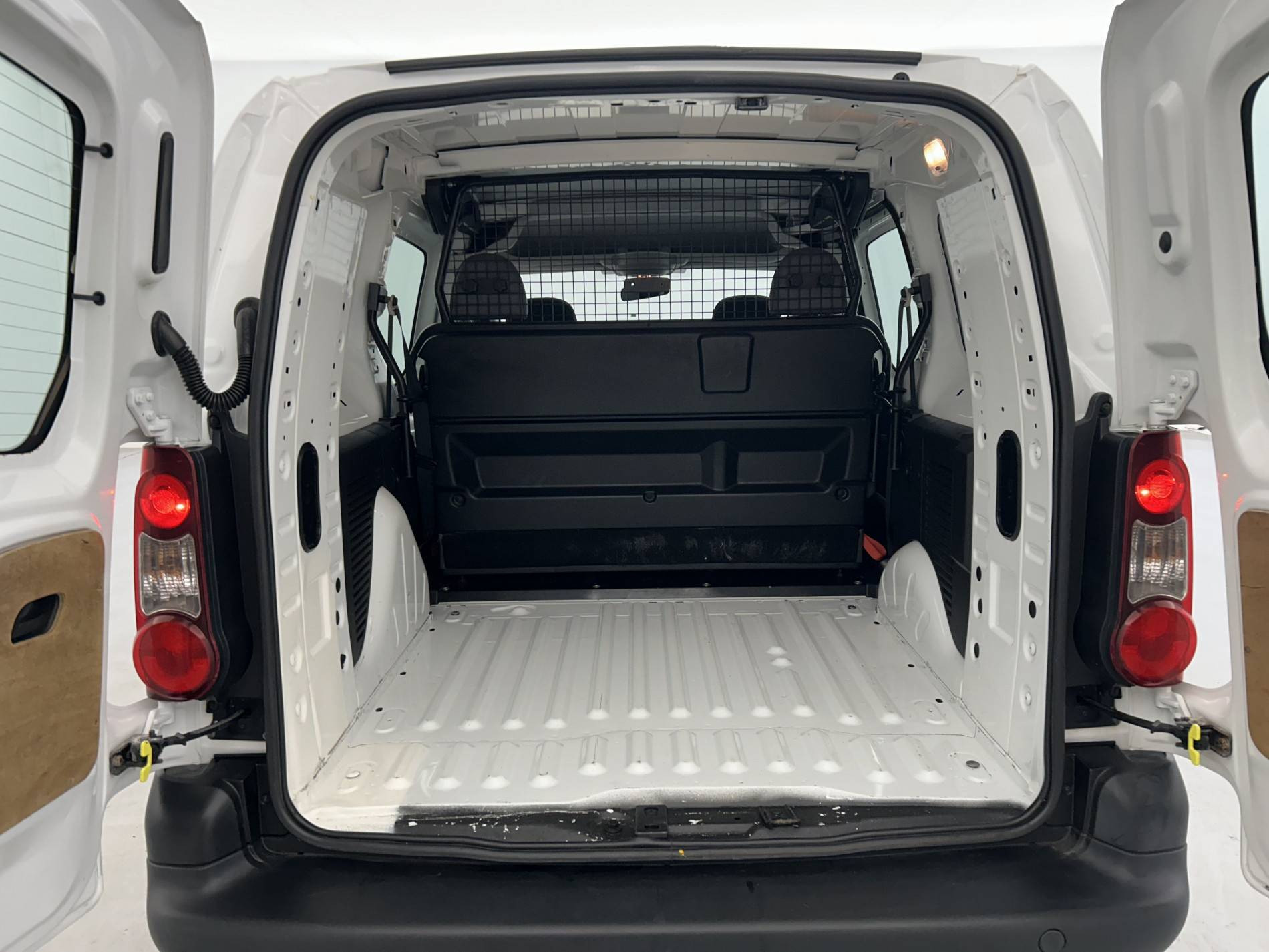 Vente en ligne Peugeot Partner Fourgon  LONG 1.6 BLUEHDI 100 BVM5 au prix de 13 490 €