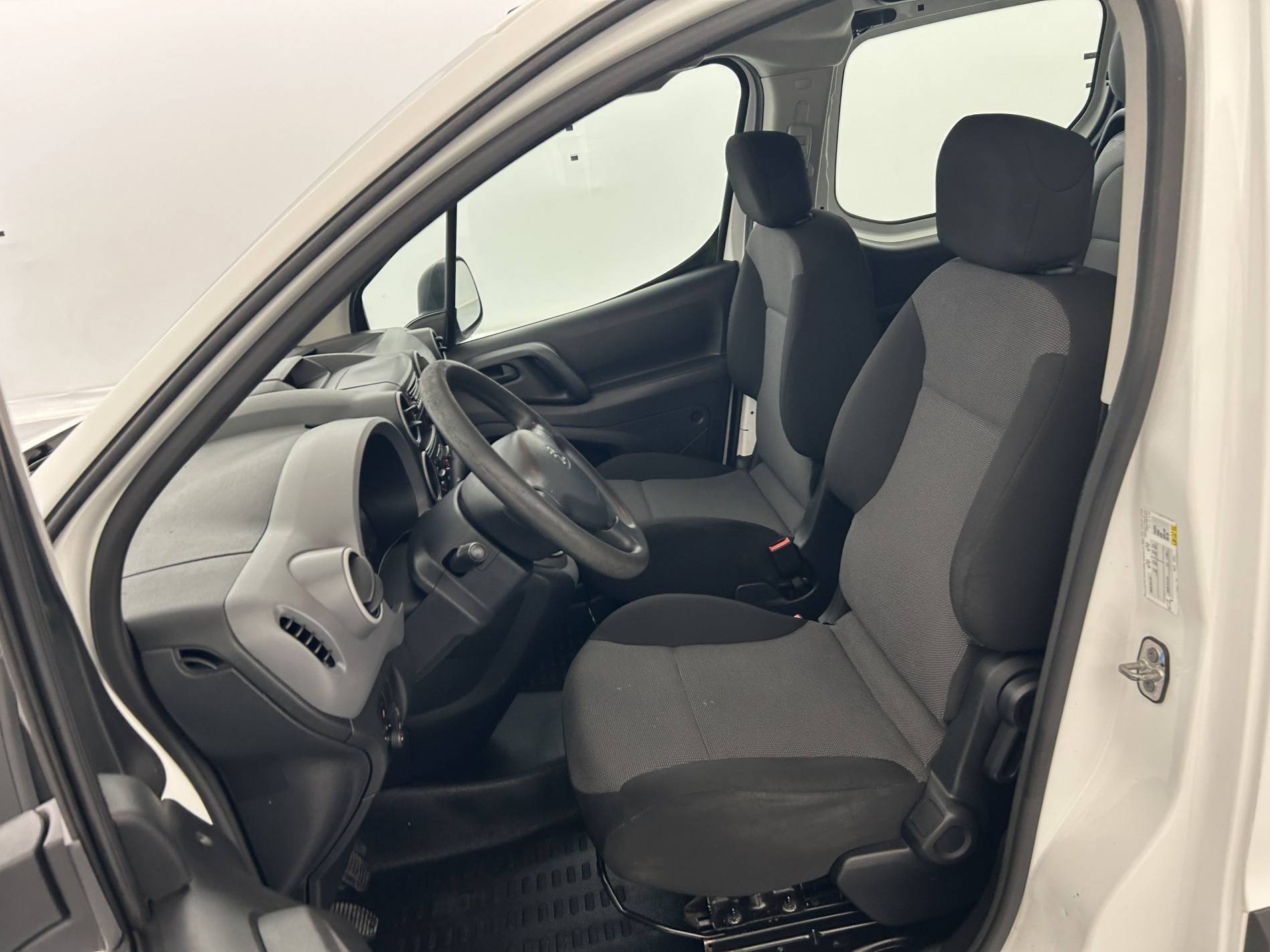 Vente en ligne Peugeot Partner Fourgon  LONG 1.6 BLUEHDI 100 BVM5 au prix de 13 490 €